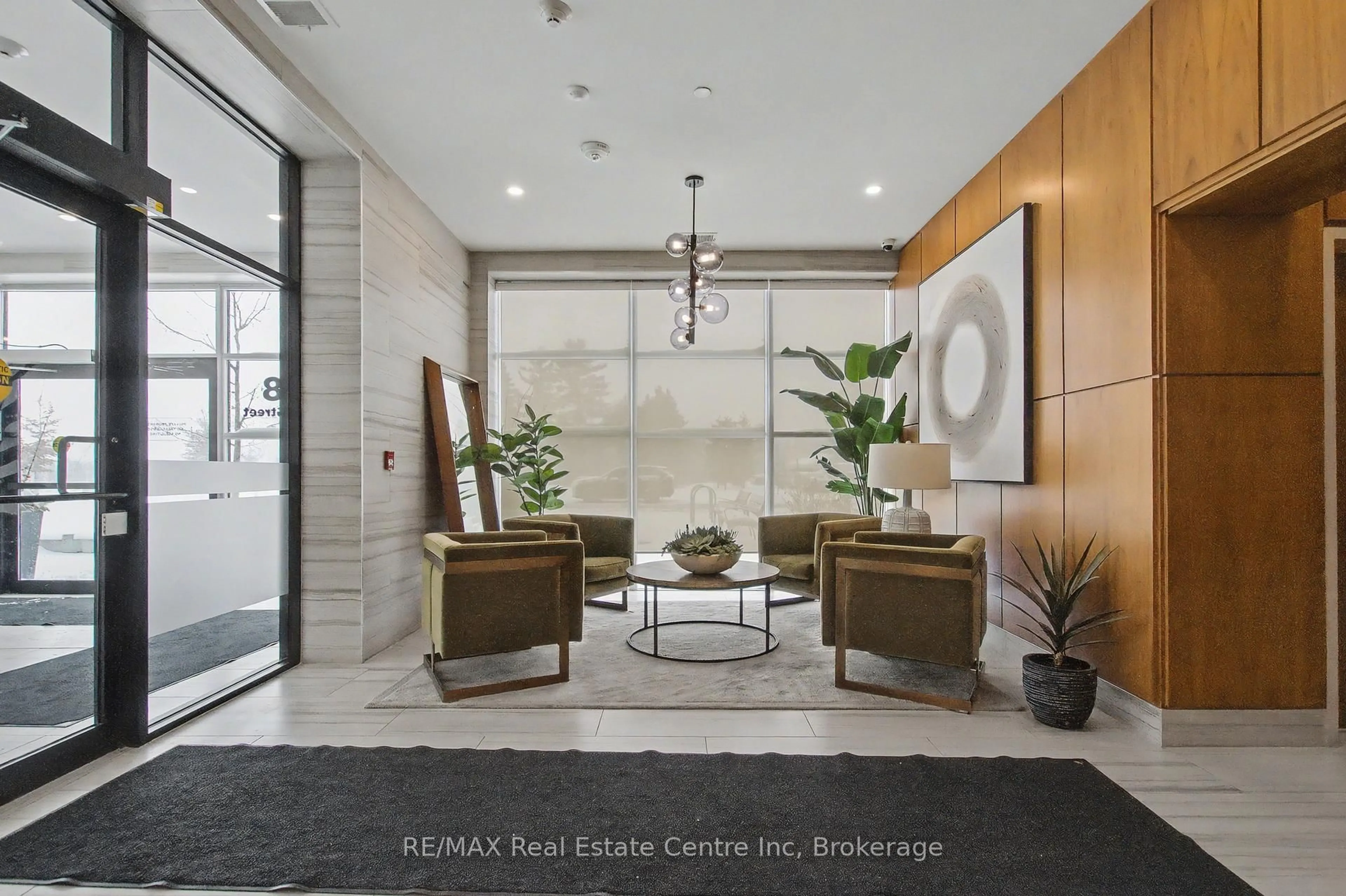 Indoor foyer for 1878 Gordon St #1404, Guelph Ontario N1L 0P4