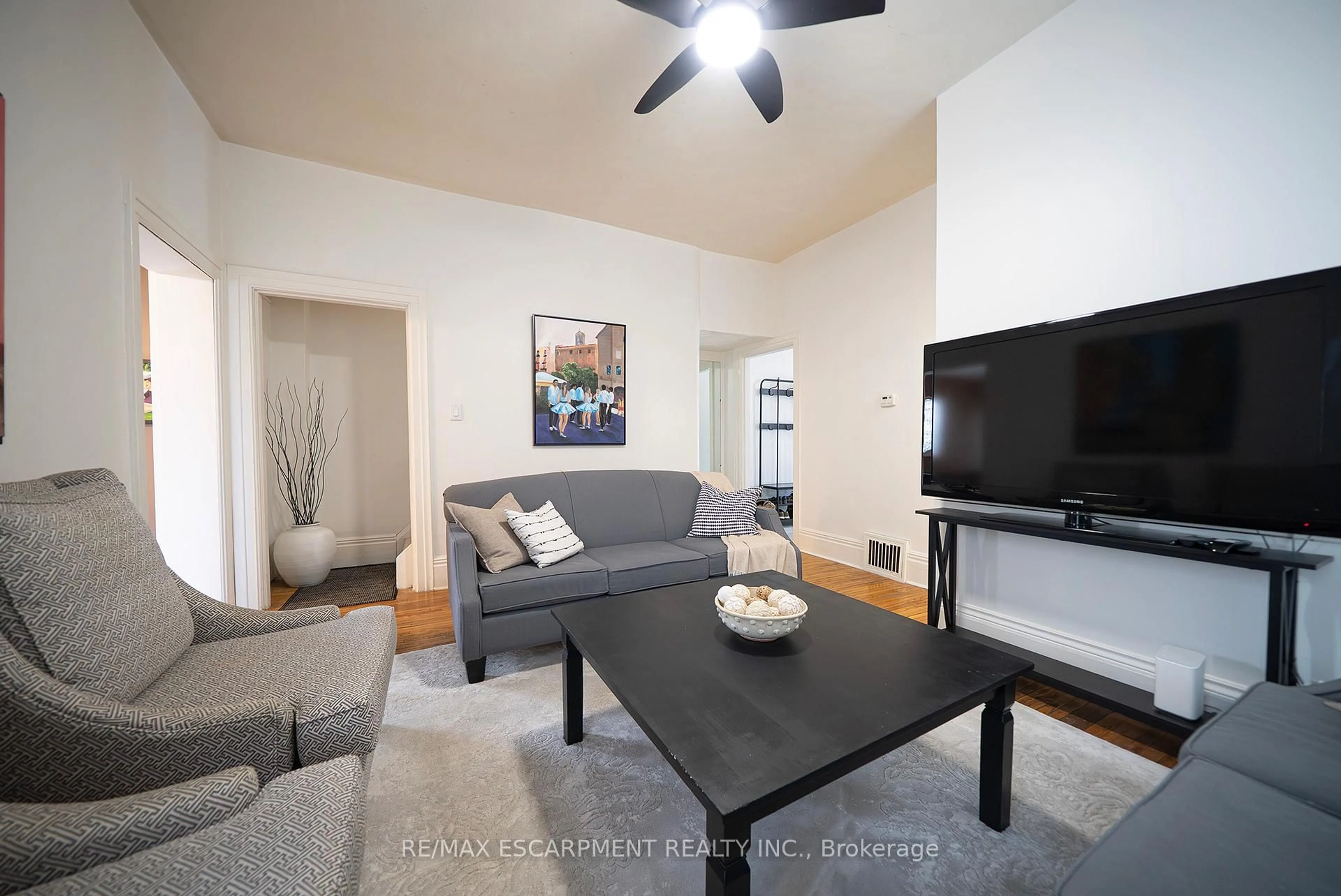 Living room with furniture, unknown for 154 Park Ave, Brantford Ontario N3S 5J4