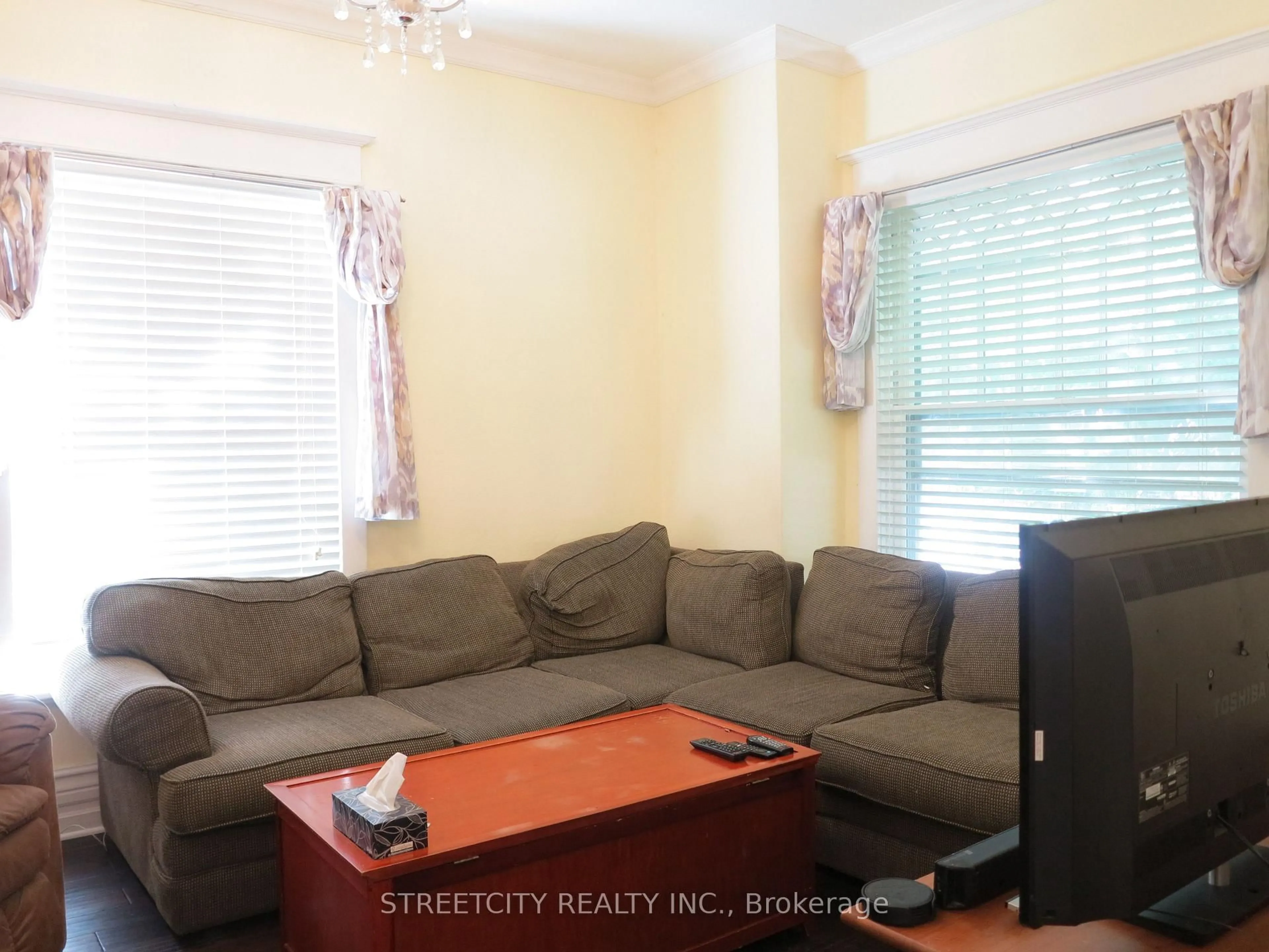 Living room with furniture, wood/laminate floor for 173 MOUNT PLEASANT Ave, London North Ontario N6H 1E3