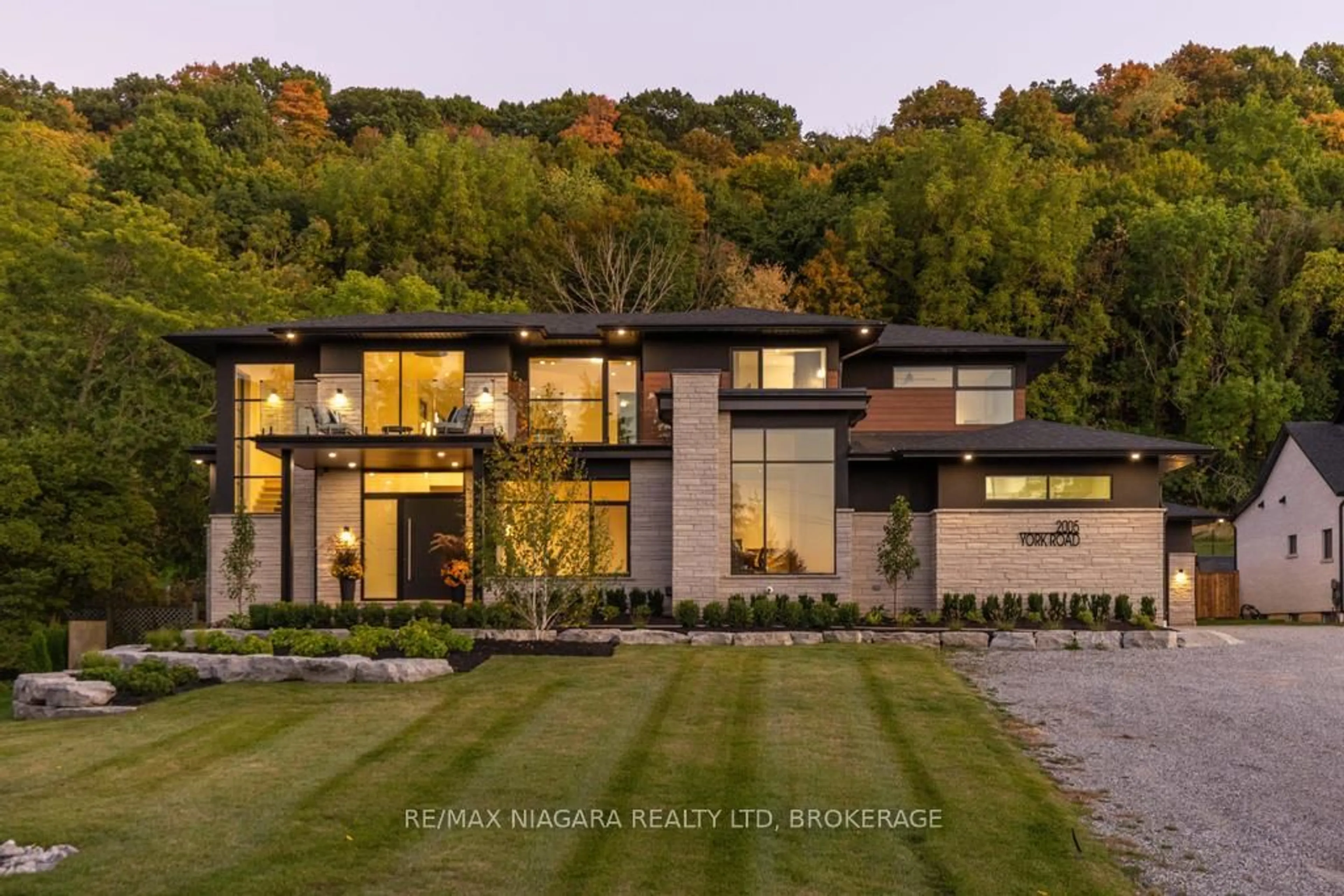 Home with brick exterior material, unknown for 2005 York Rd, Niagara-on-the-Lake Ontario L0S 1J0