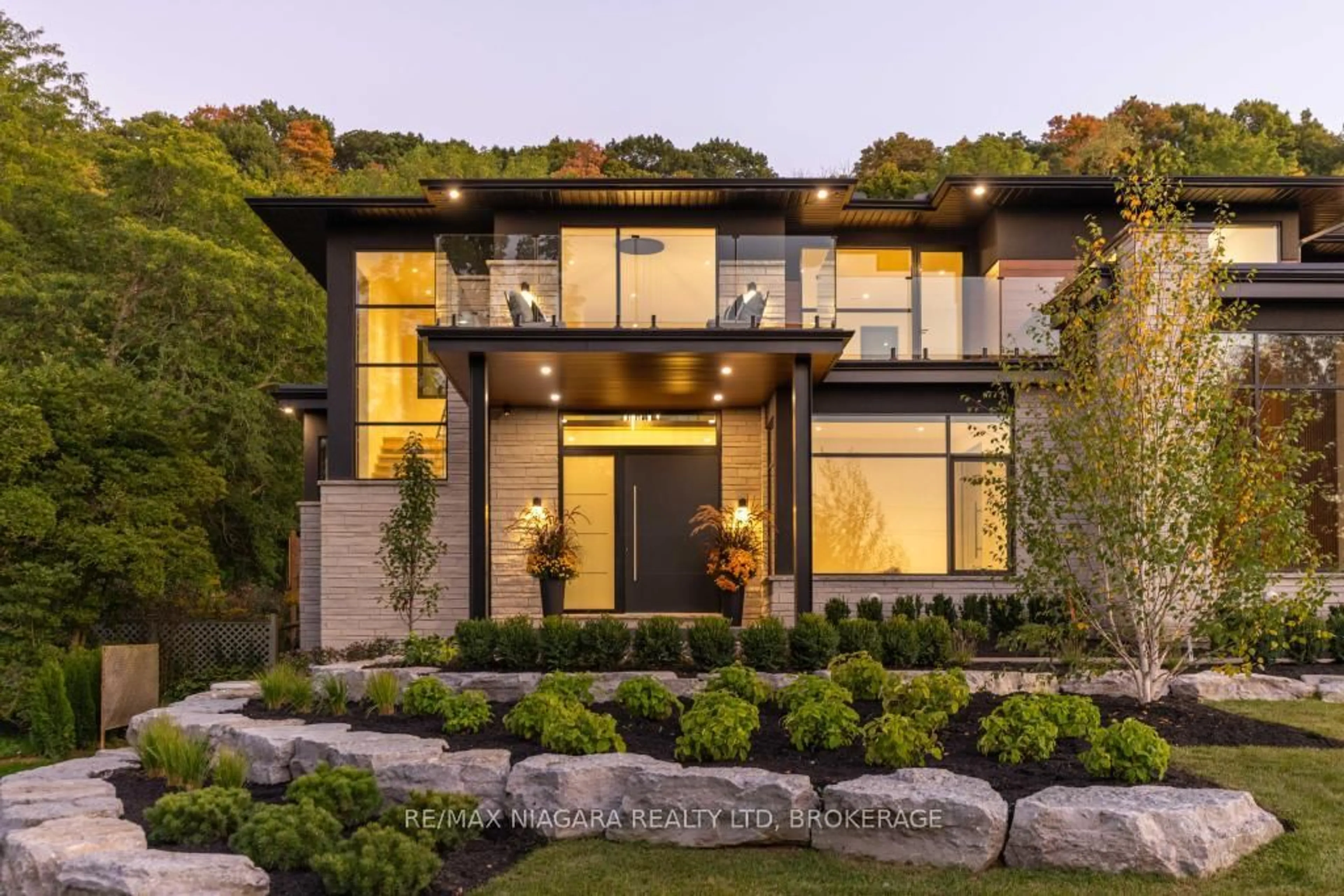 Home with brick exterior material, unknown for 2005 York Rd, Niagara-on-the-Lake Ontario L0S 1J0