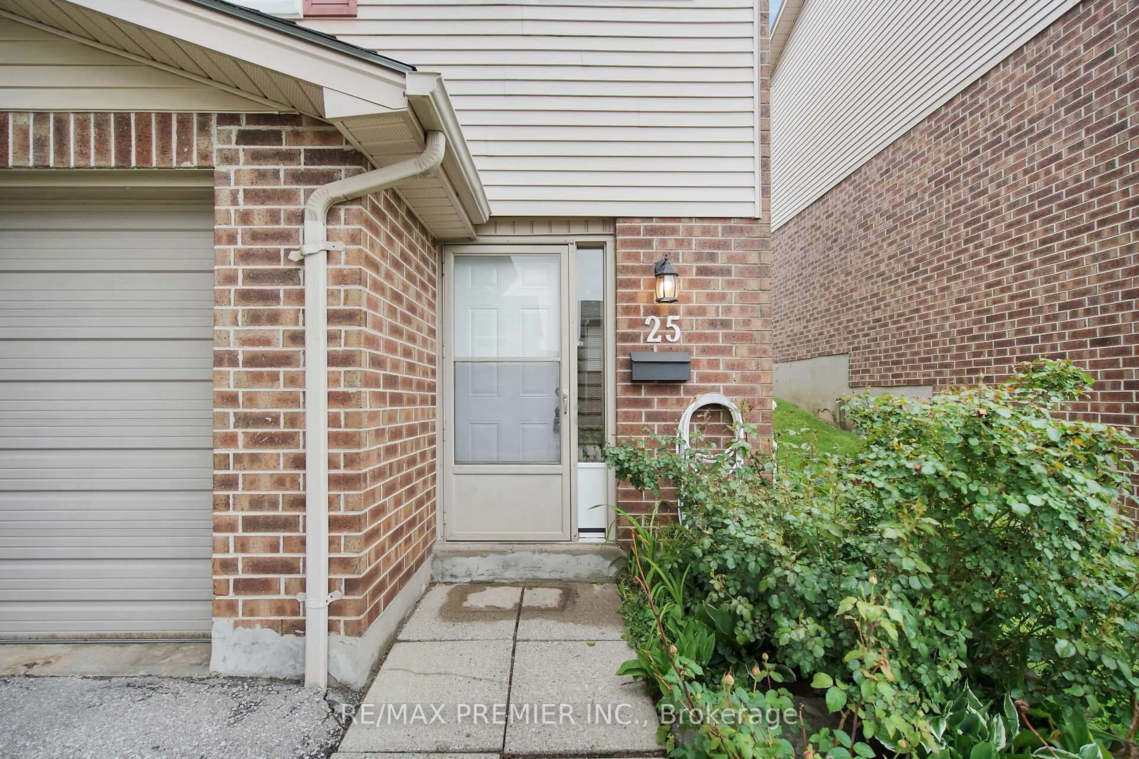 Indoor entryway for 450 POND MILLS Rd #25, London South Ontario N5Z 4X2