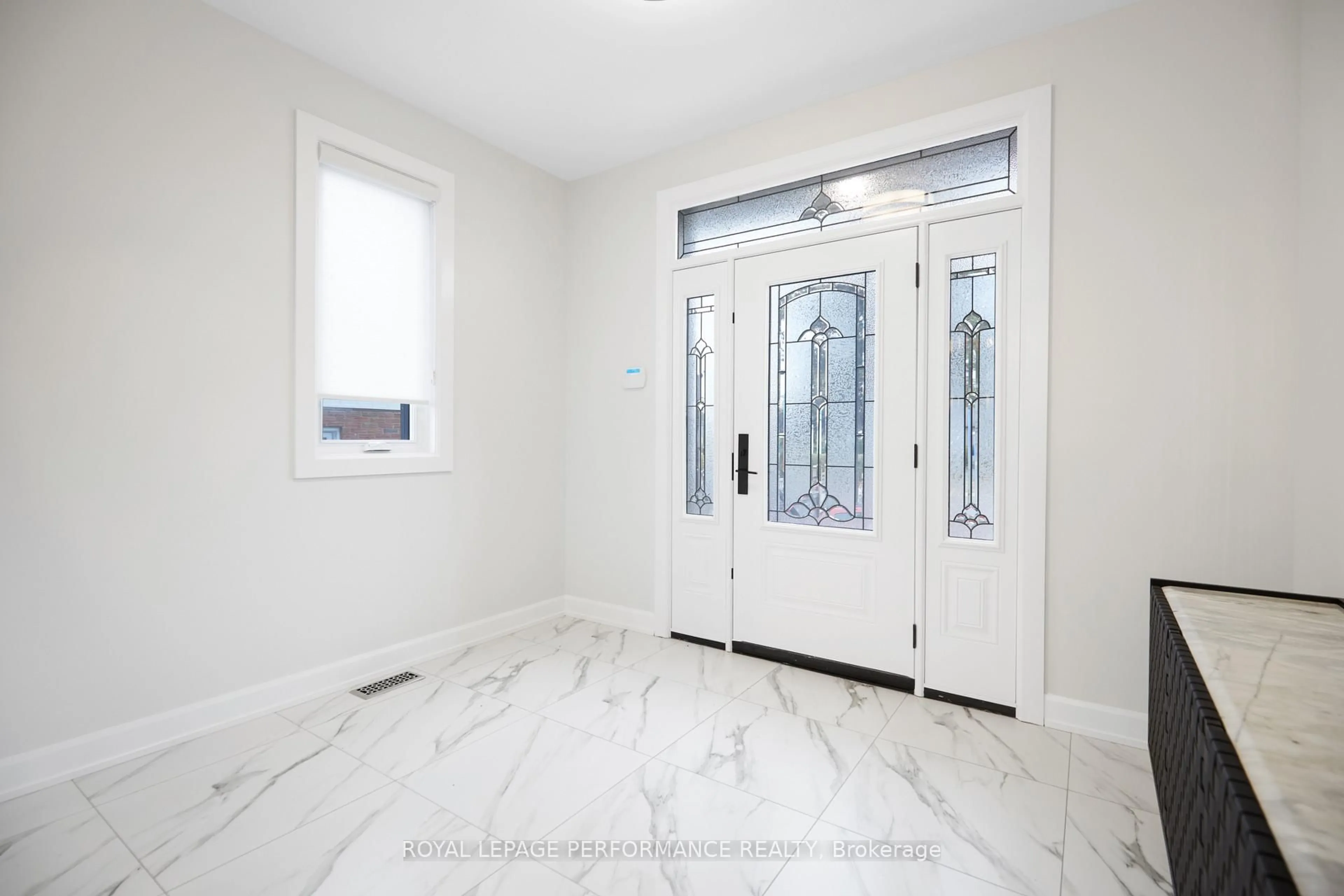 Indoor entryway for 1709 Fisher Ave Ave, Ottawa Ontario K2C 1X9