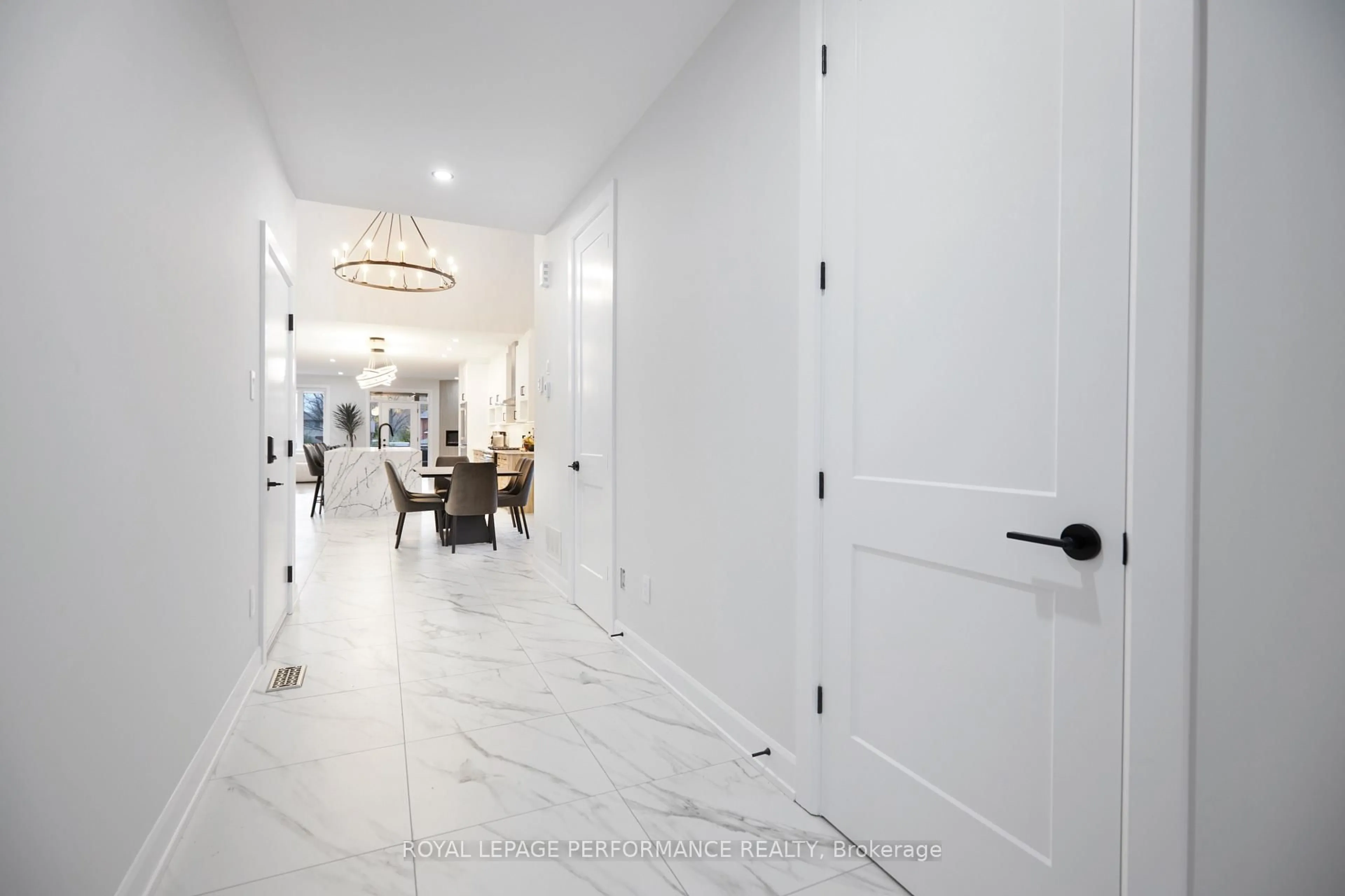 Indoor entryway for 1709 Fisher Ave Ave, Ottawa Ontario K2C 1X9