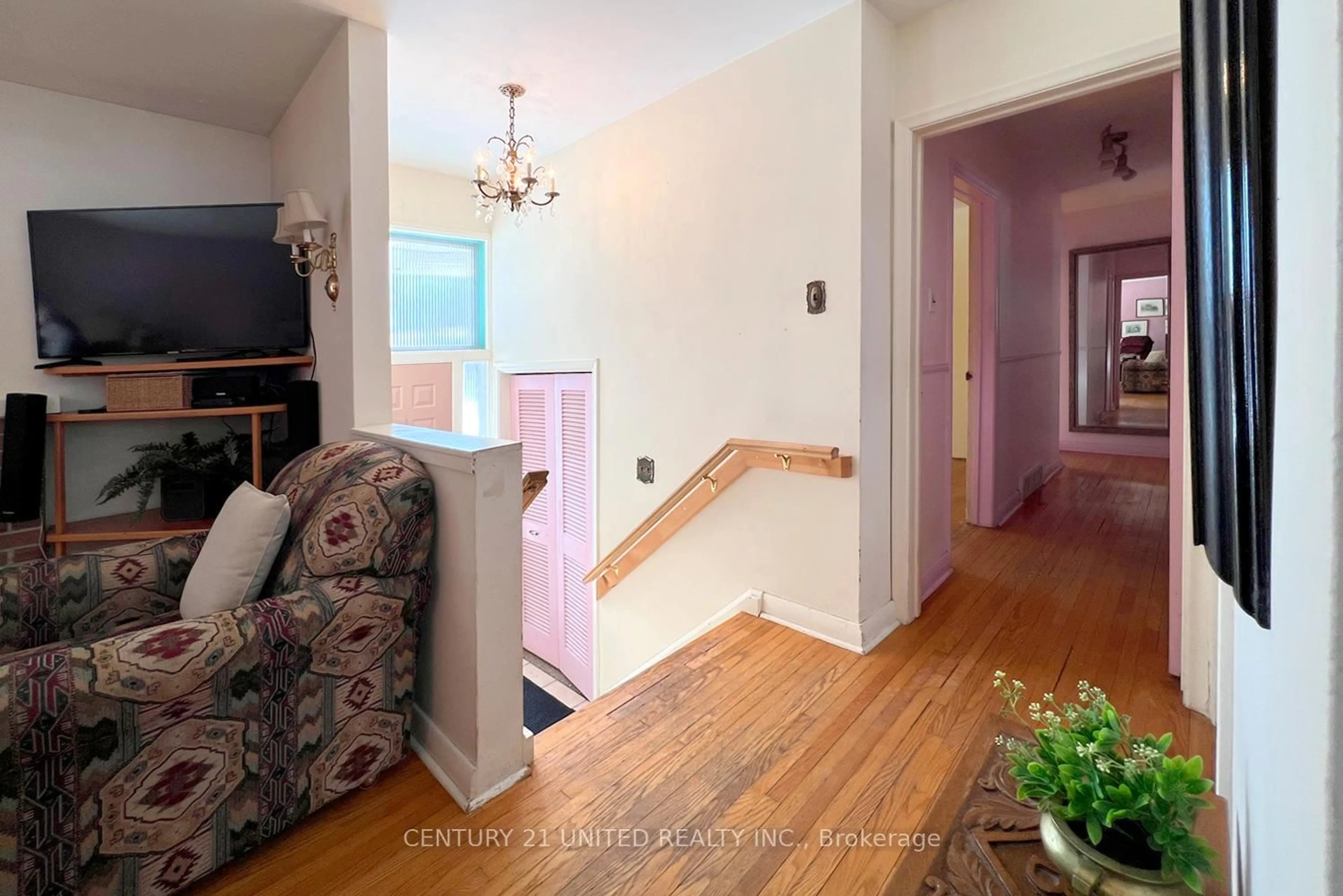 Indoor entryway for 28 Weller Cres, Peterborough Ontario K9J 6J5