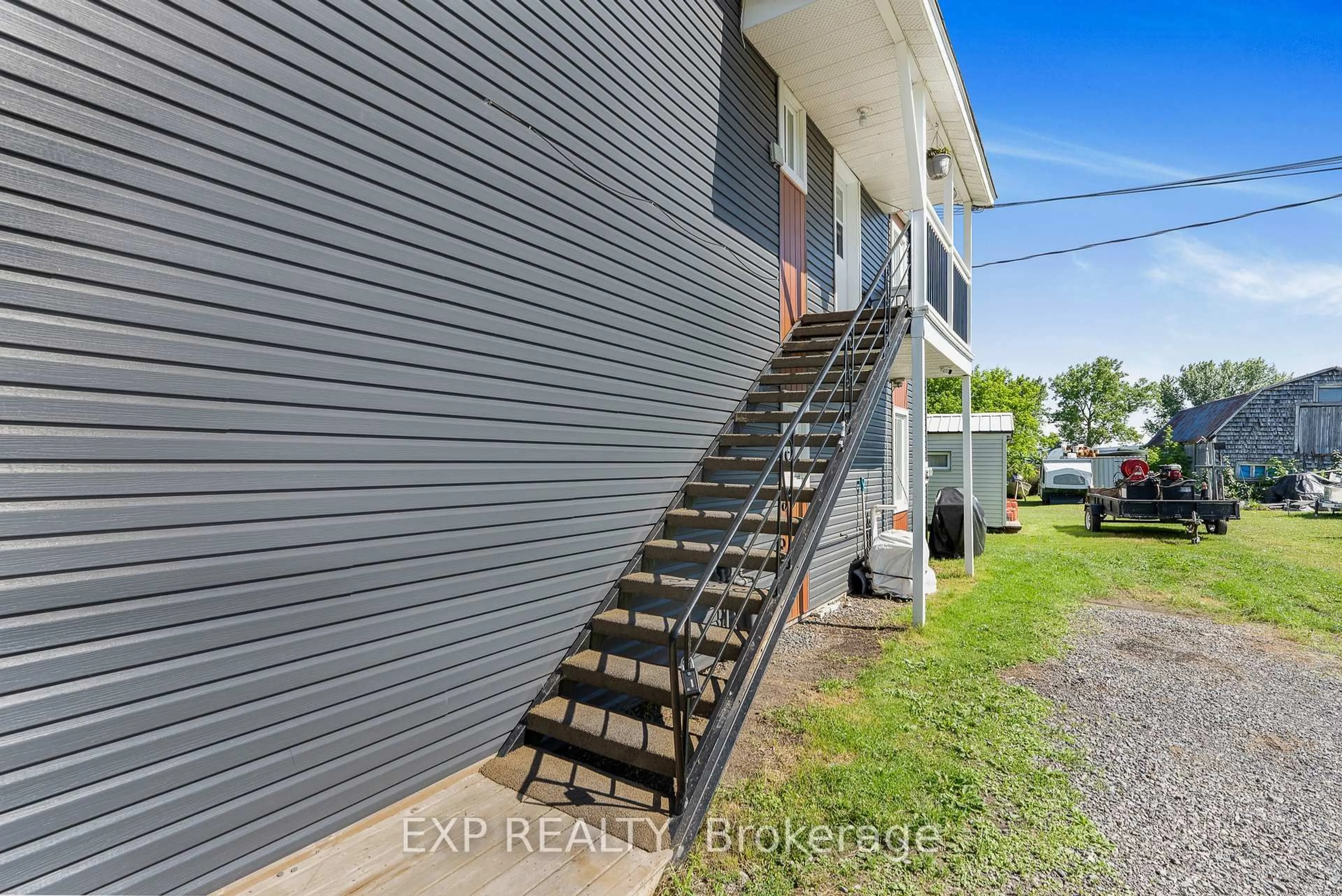 A pic from outside/outdoor area/front of a property/back of a property/a pic from drone, building for 309-313 Front Rd, Hawkesbury Ontario K6A 2T1