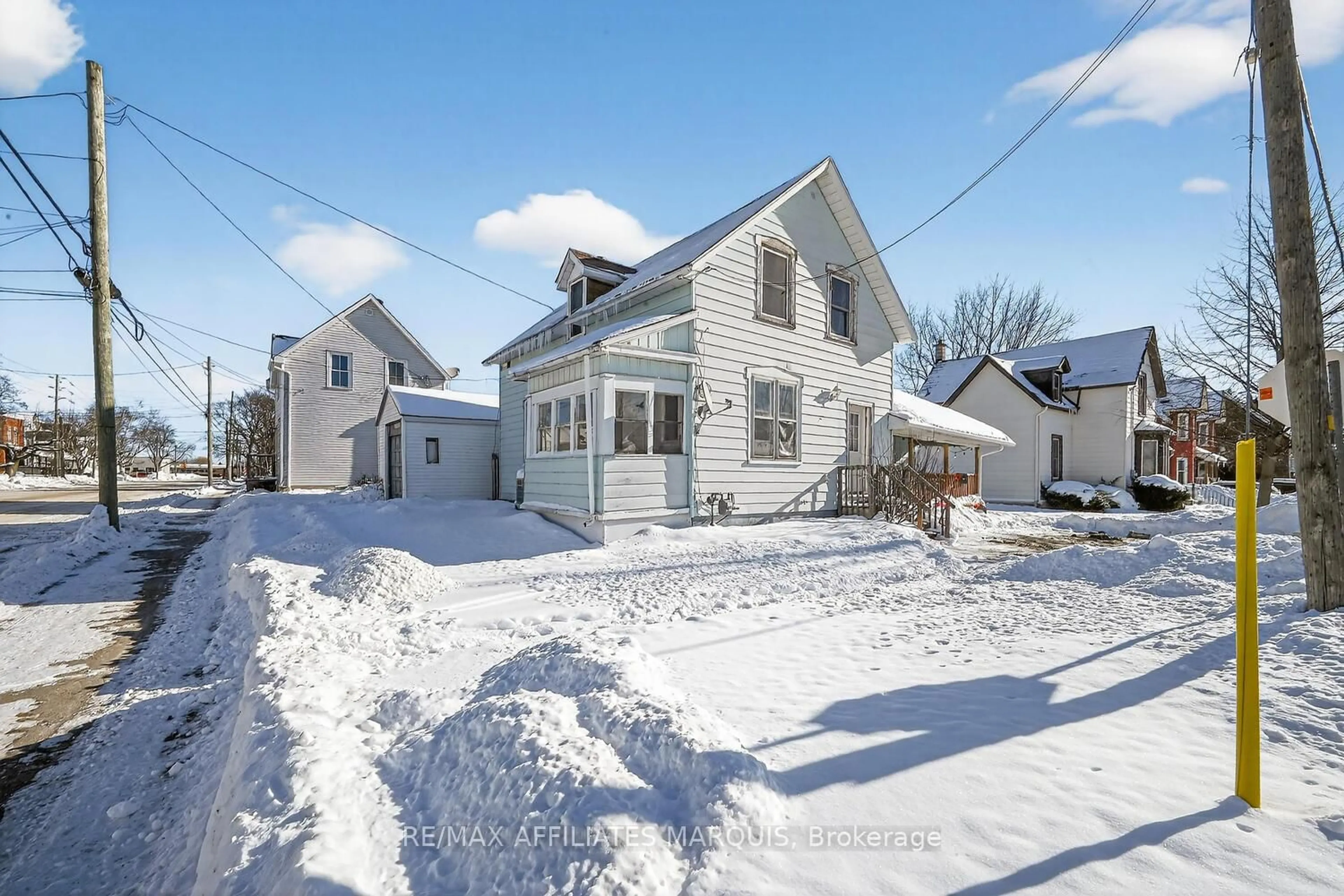 A pic from outside/outdoor area/front of a property/back of a property/a pic from drone, street for 17 Mcgill St, Smiths Falls Ontario K7A 2J1