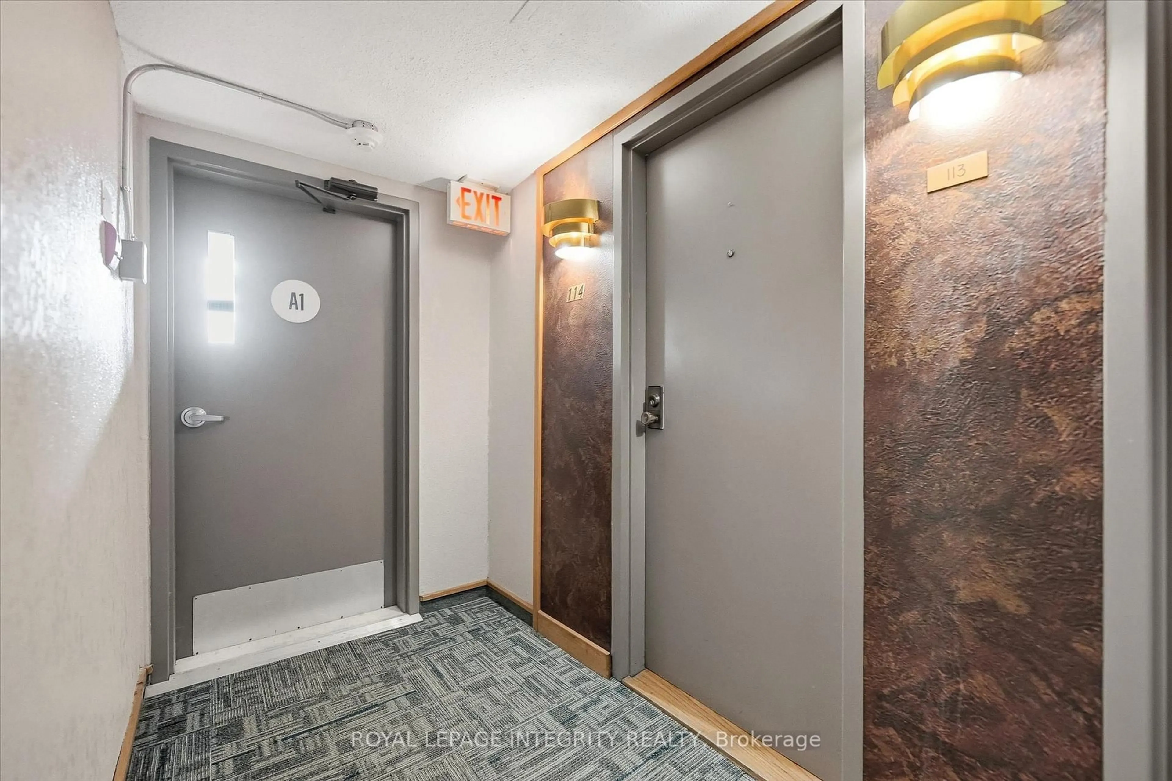 Indoor foyer for 6532 Bilberry Dr #114, Ottawa Ontario K1C 4N9