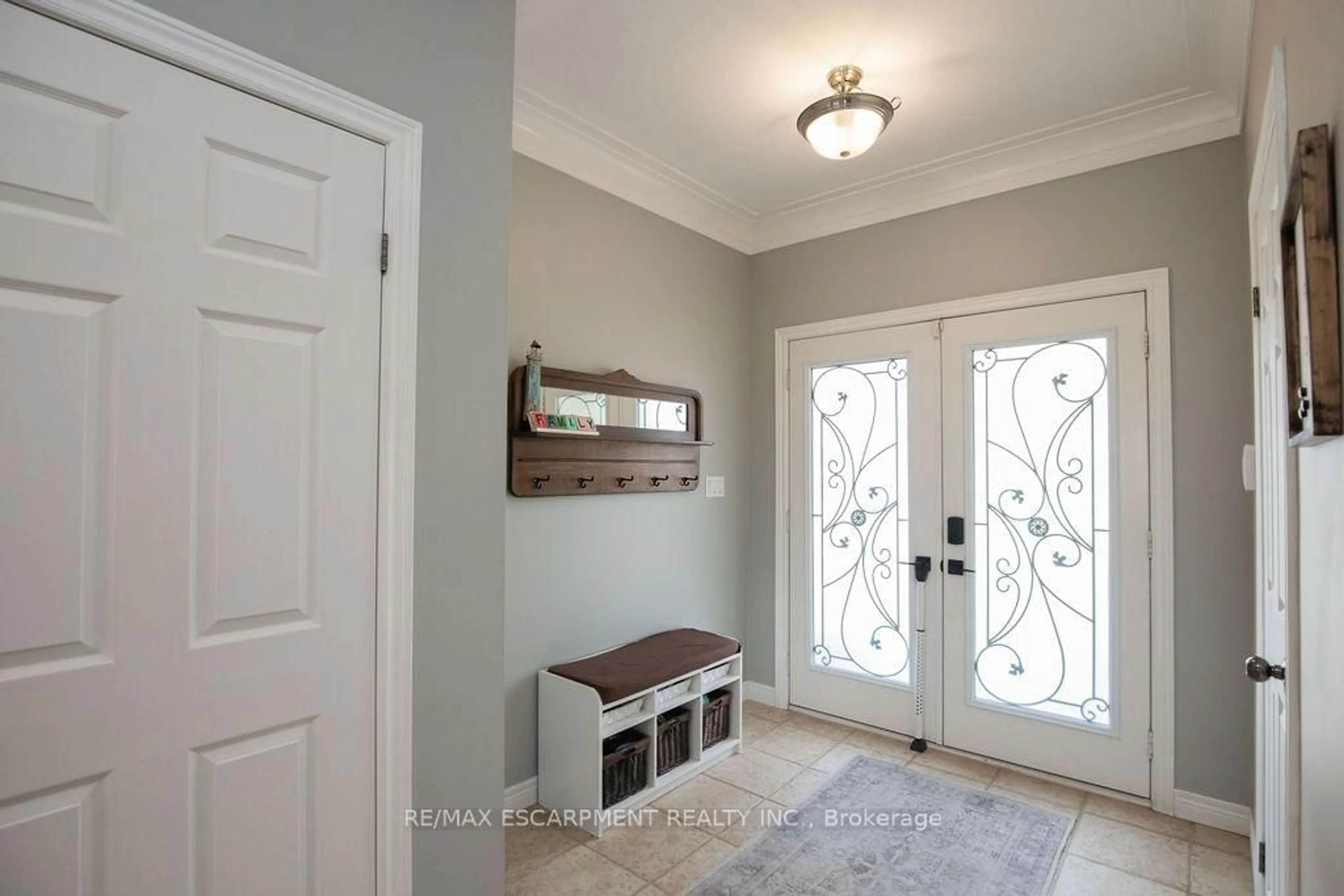 Indoor entryway for 15 Meadowbank Dr, Hamilton Ontario L9B 2Y9