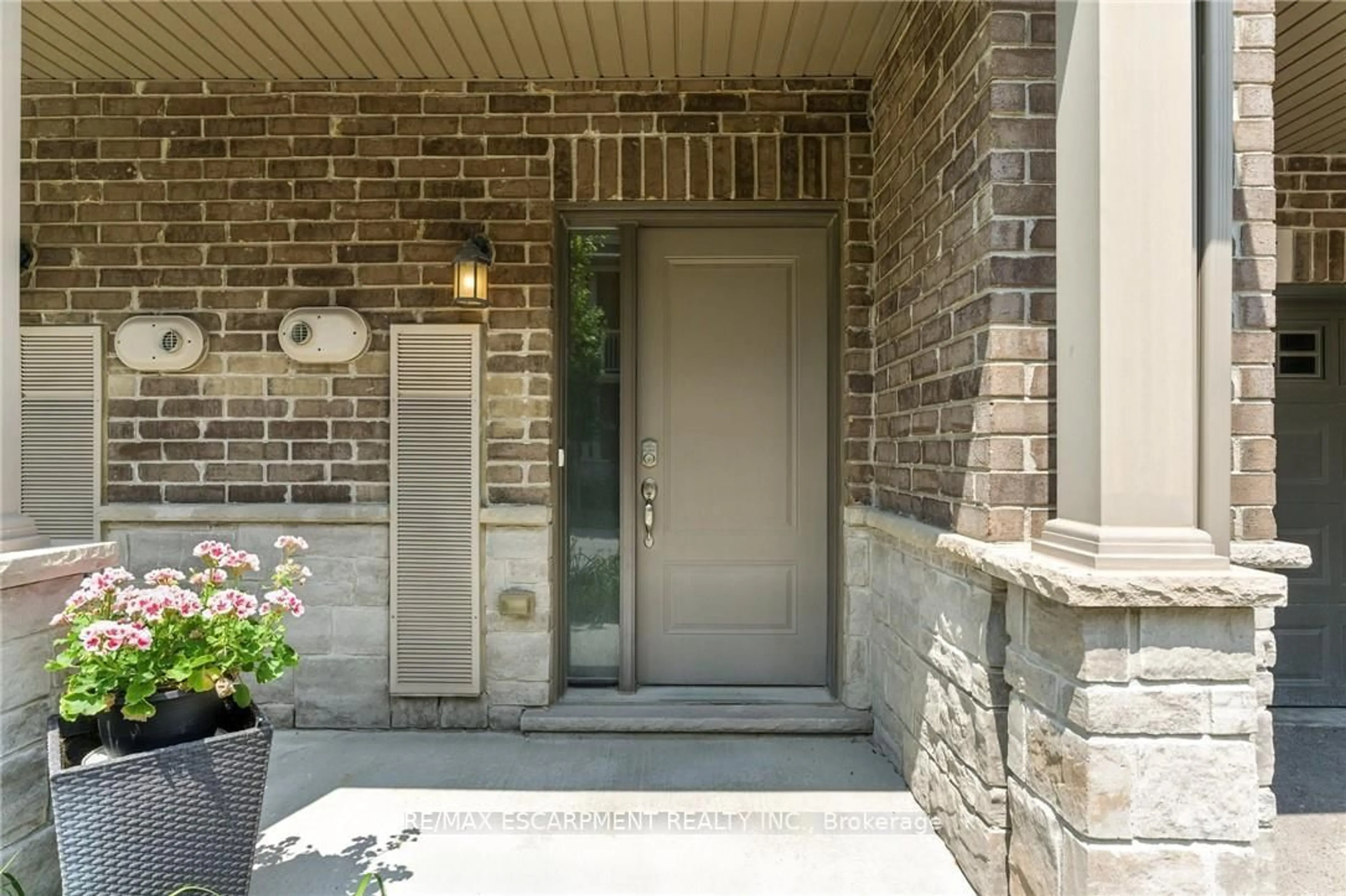 Indoor entryway for 377 Glancaster Rd #37, Hamilton Ontario L9G 0G4