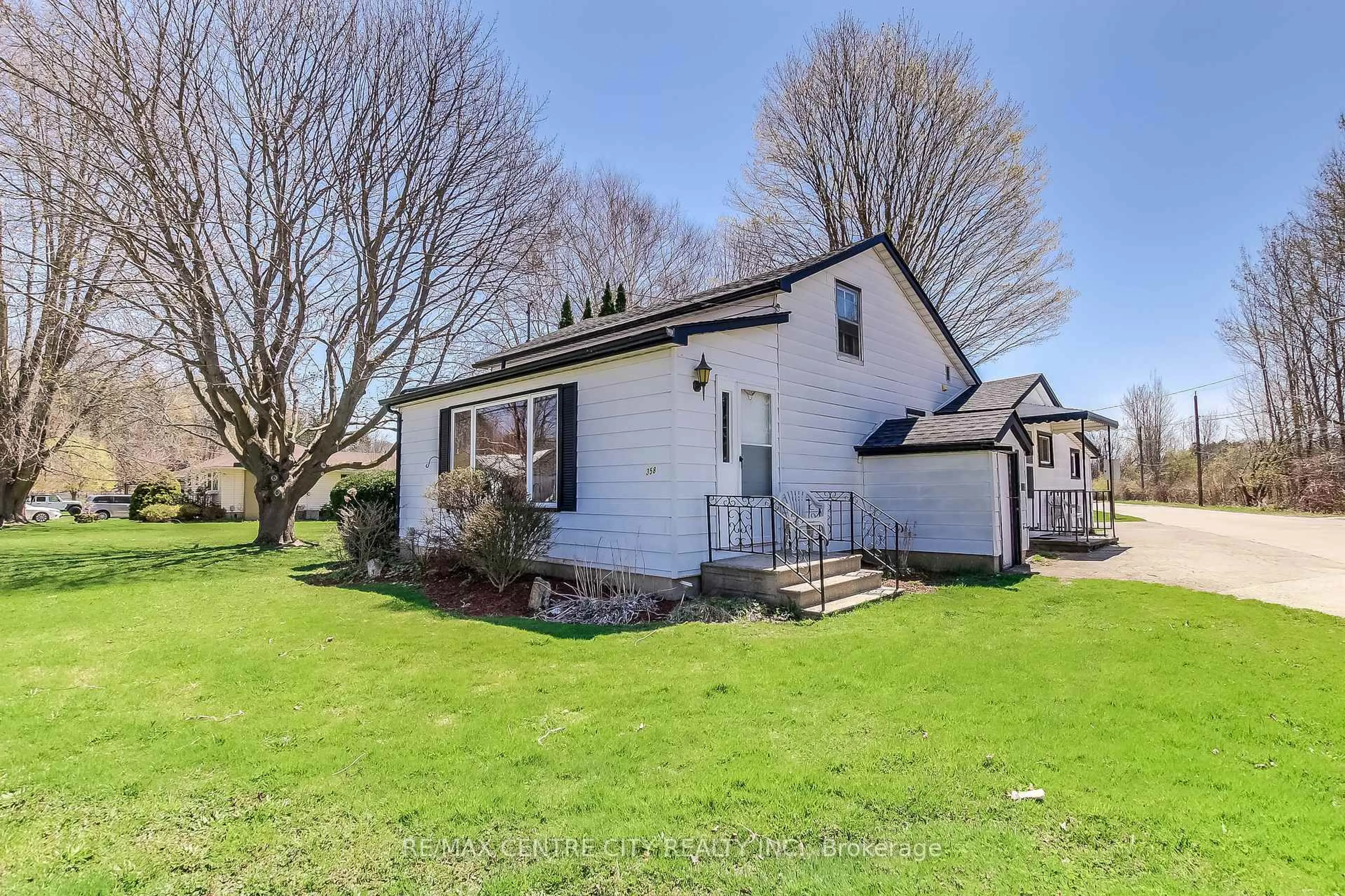 A pic from outside/outdoor area/front of a property/back of a property/a pic from drone, street for 358 Warren St, Central Elgin Ontario N5L 1B5