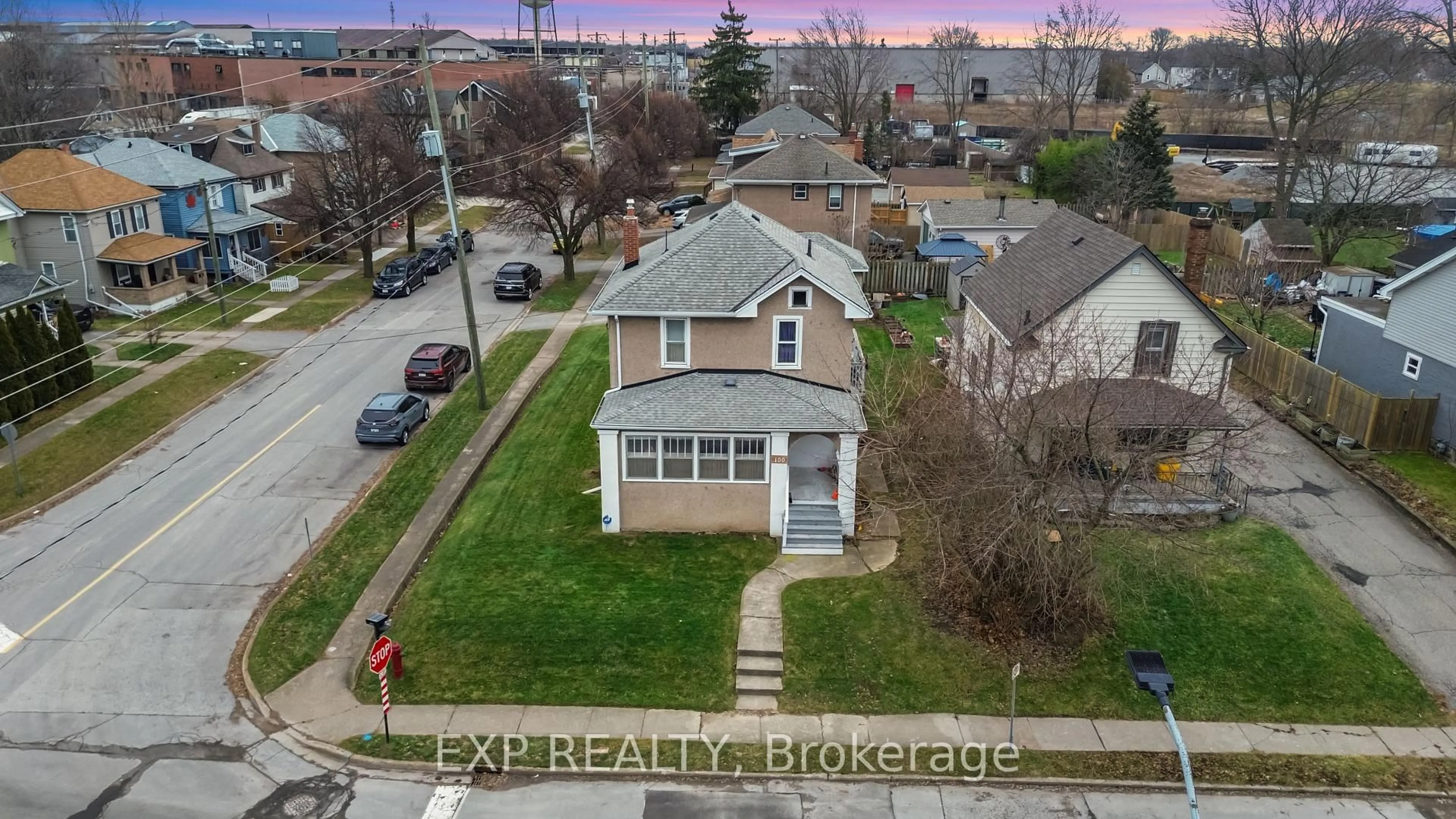 A pic from outside/outdoor area/front of a property/back of a property/a pic from drone, street for 100 Ross St, Welland Ontario L3B 2M6