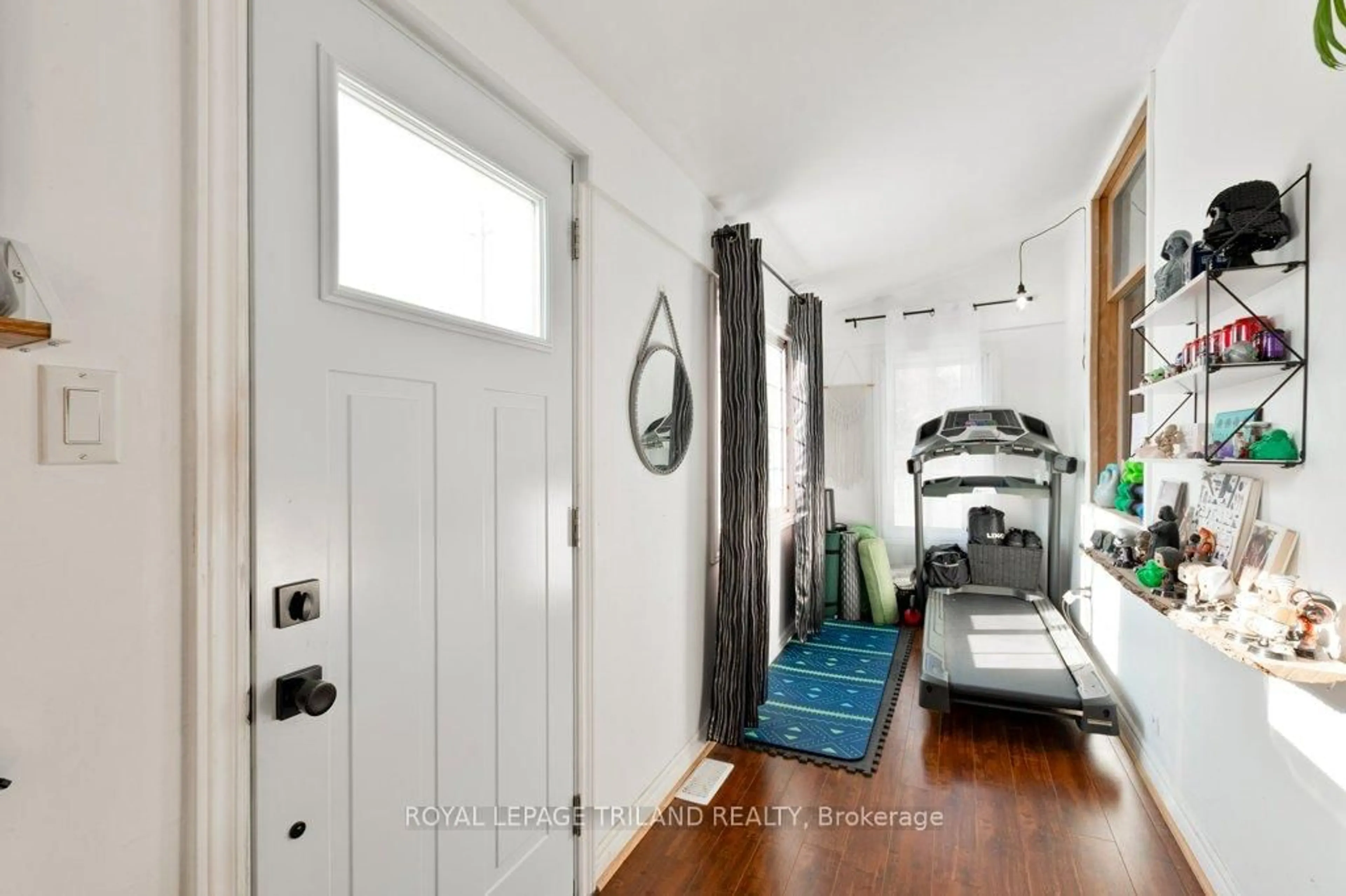 Indoor entryway for 80 Edward St, St. Thomas Ontario N5P 1Y7