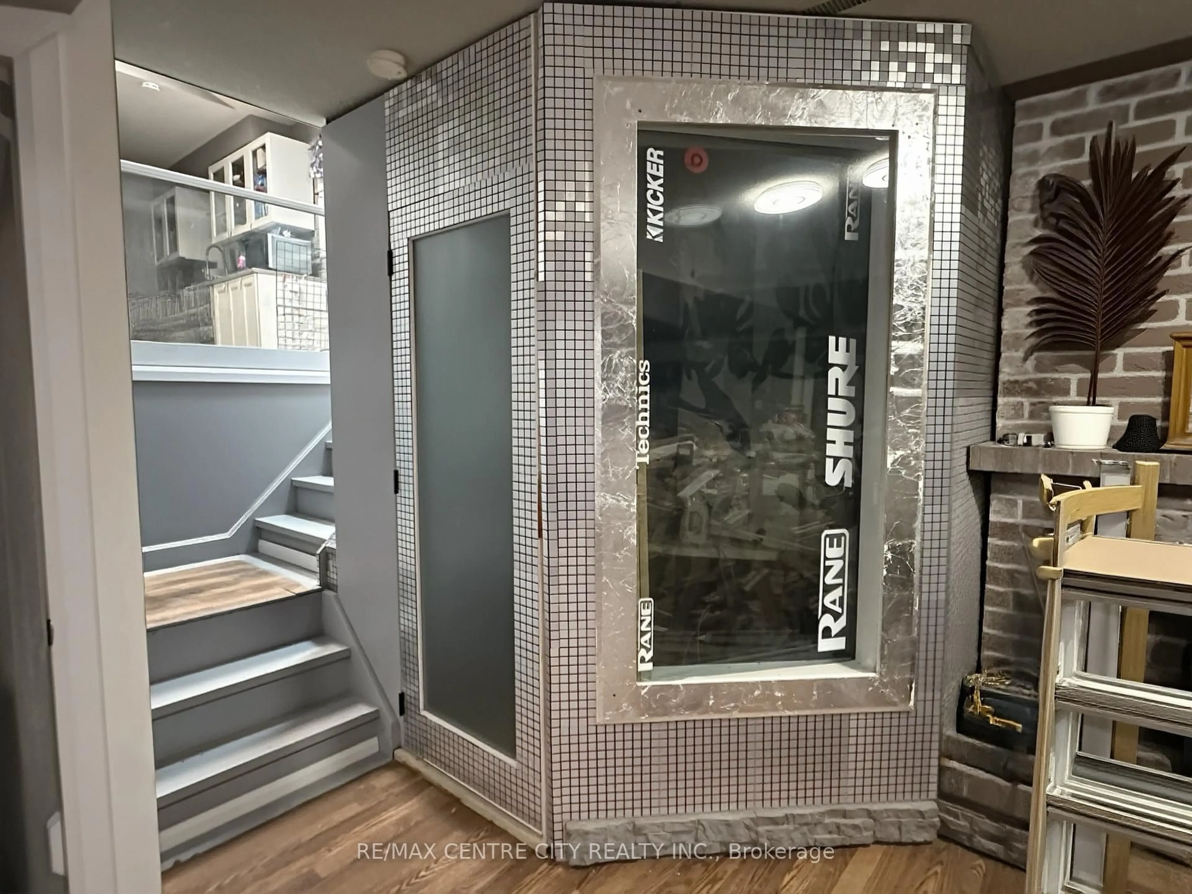 Unknown for 18 Corinth Crt, London East Ontario N5Y 5A8