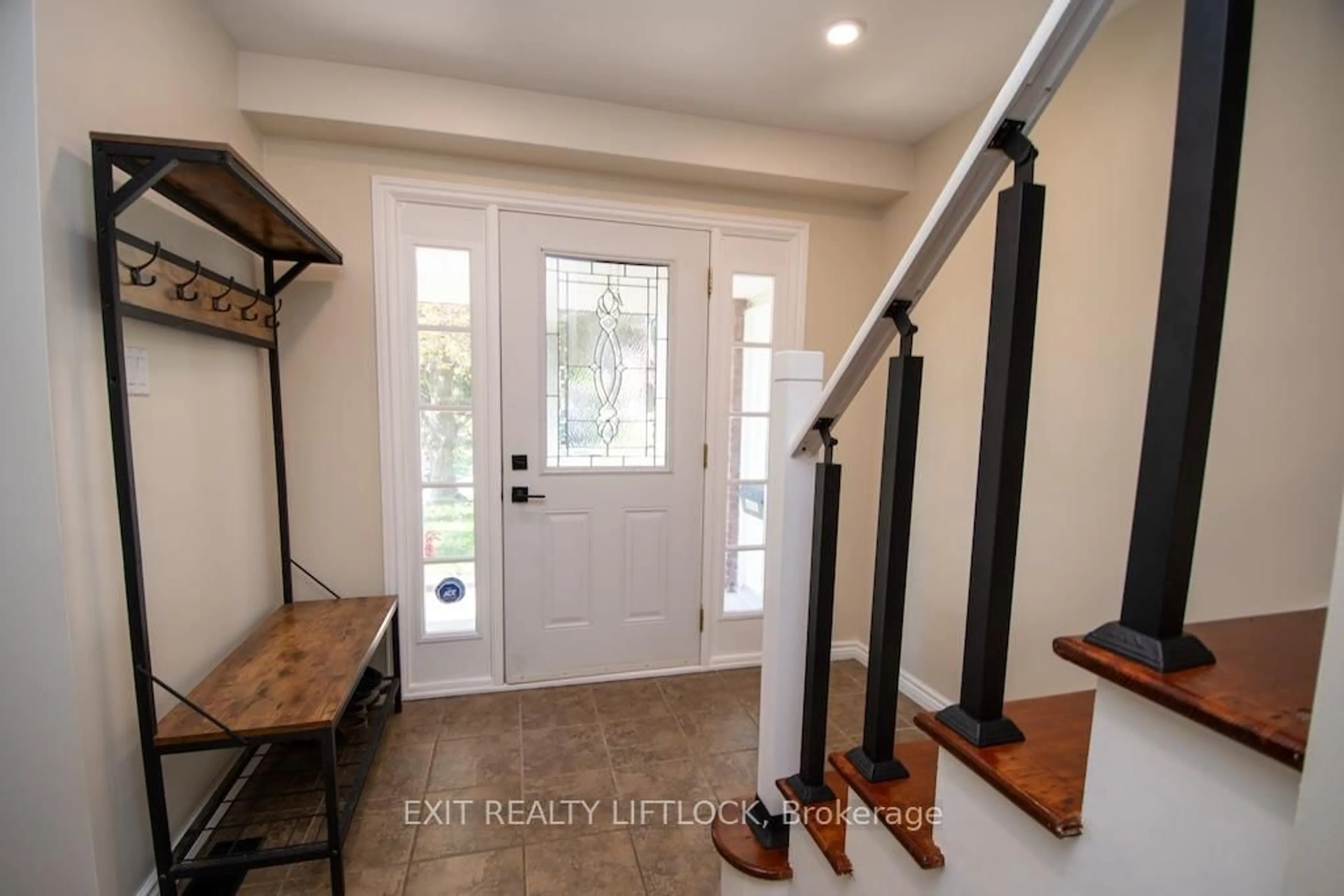 Indoor entryway for 1456 Firwood Cres, Peterborough Ontario K9K 1J1