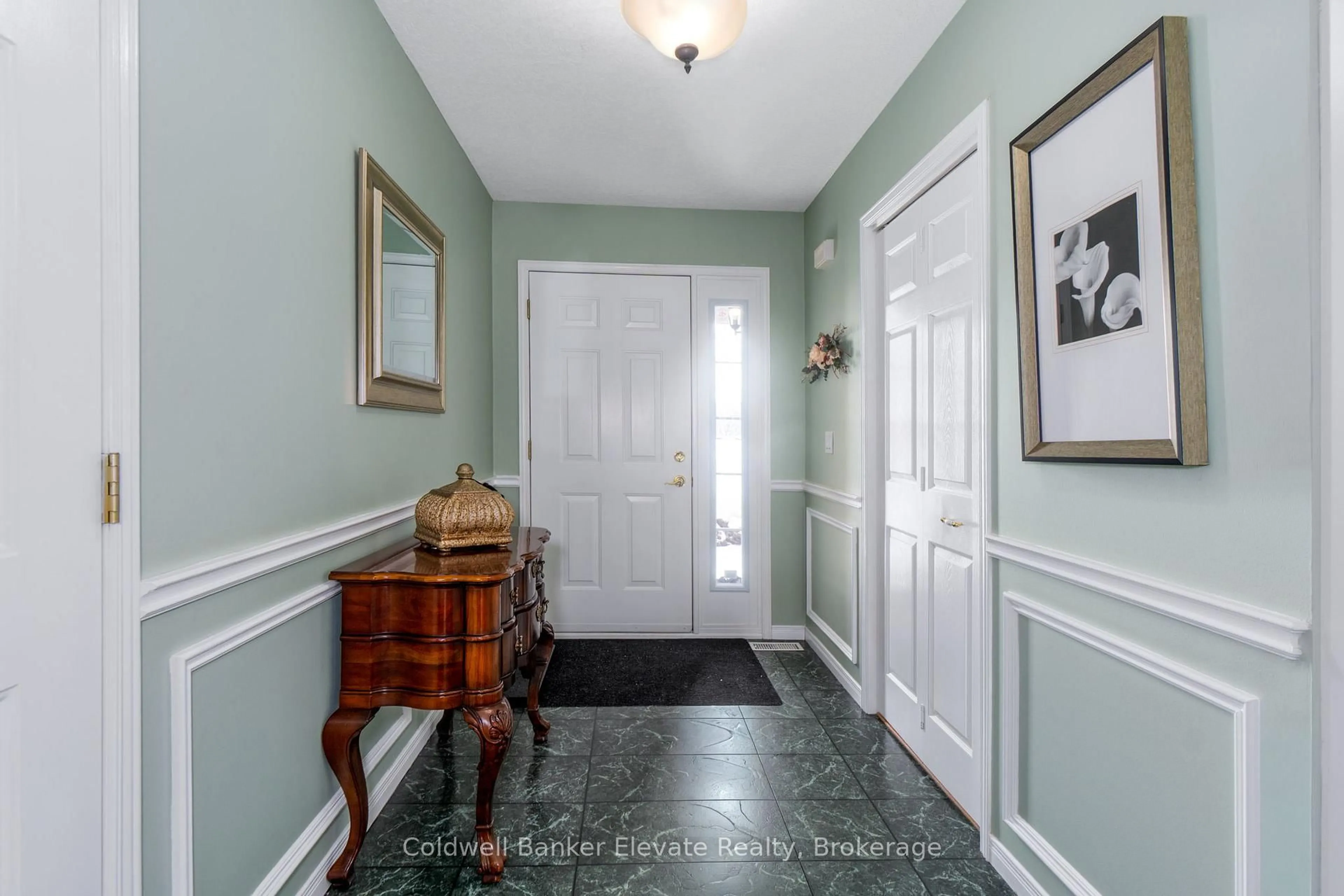 Indoor entryway for 2705 KINGSWAY Dr #36, Kitchener Ontario N2C 2T2