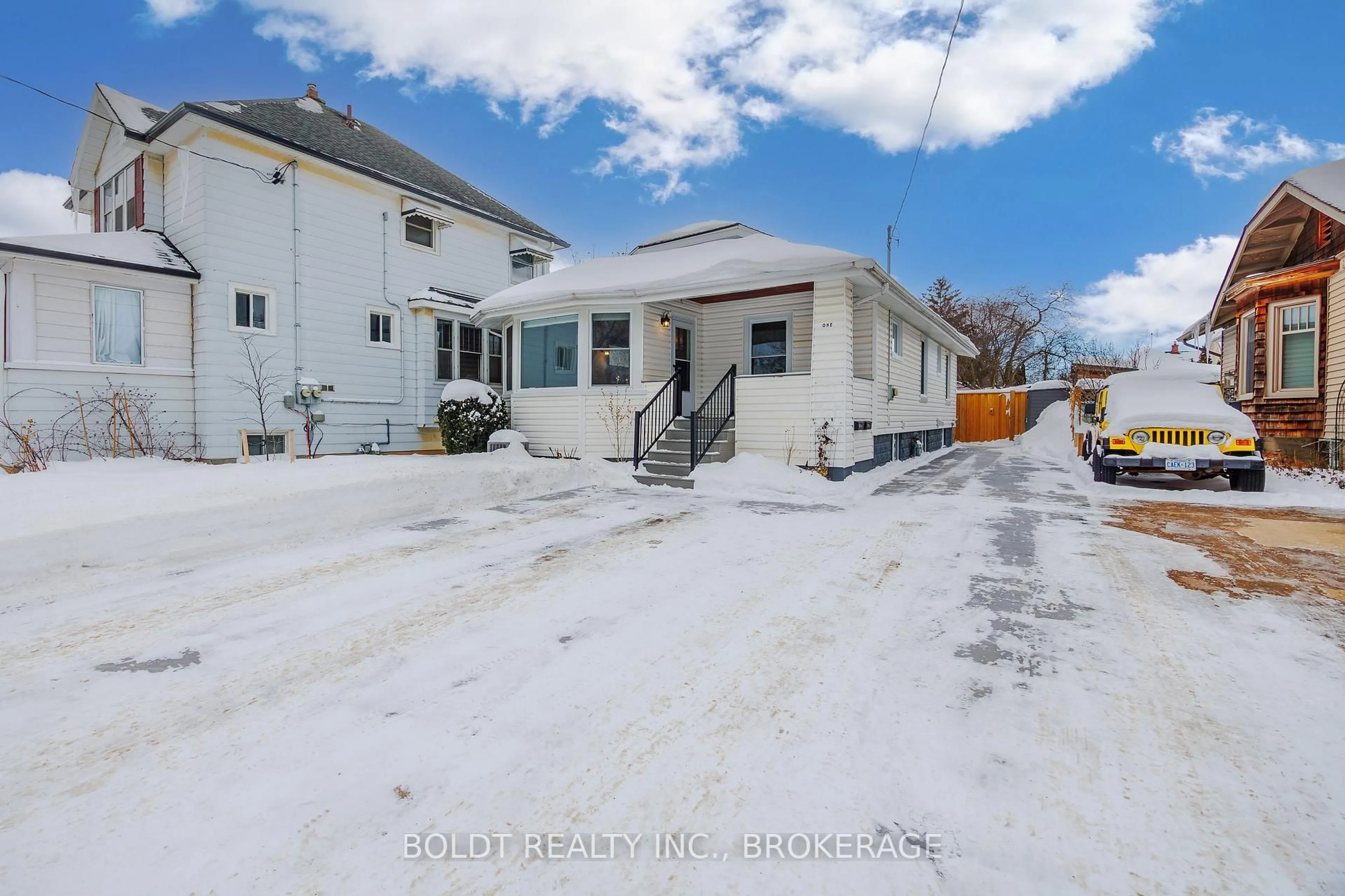 A pic from outside/outdoor area/front of a property/back of a property/a pic from drone, street for 1 Taylor Ave, St. Catharines Ontario L2R 6G7