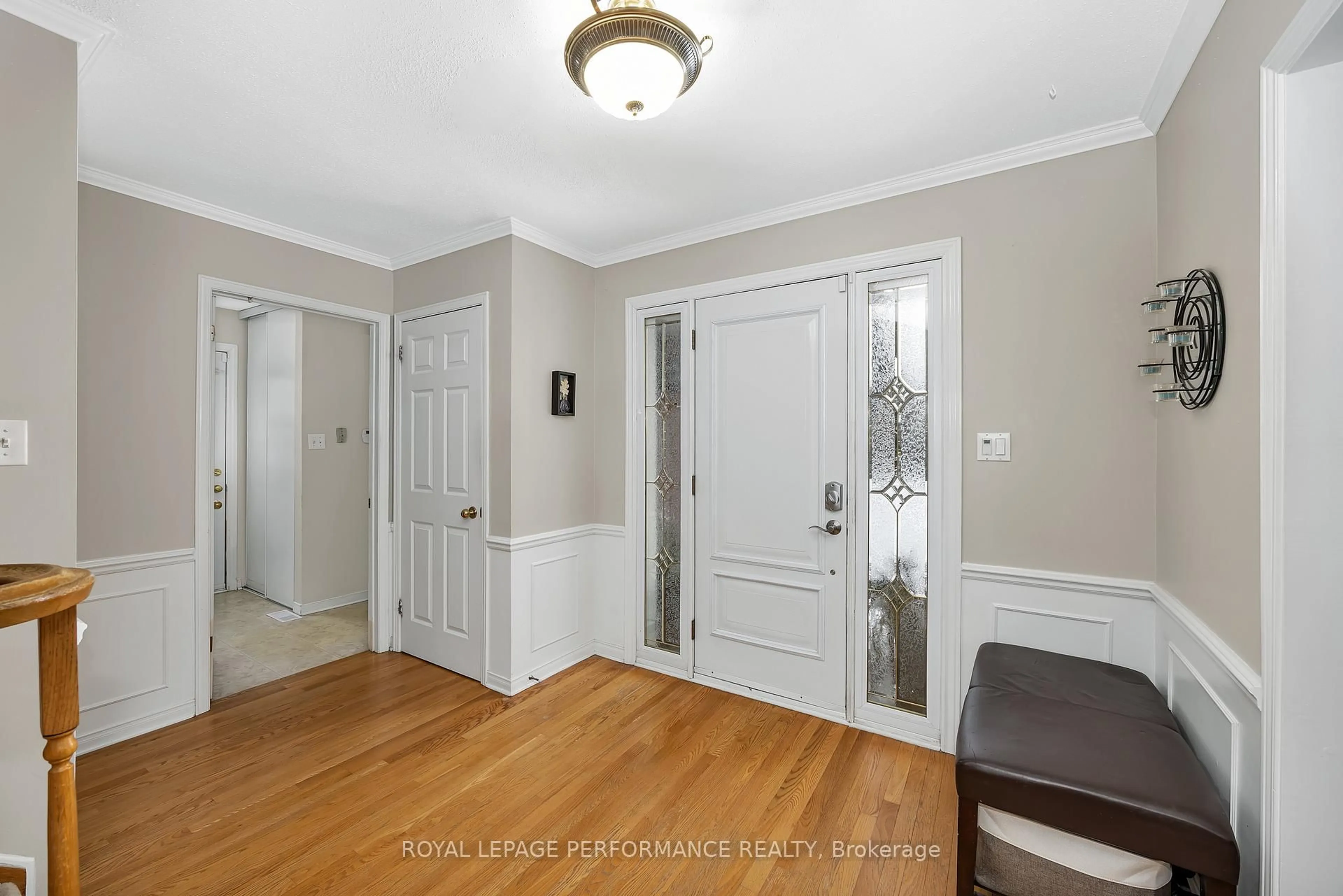 Indoor entryway for 1391 Mountainside Cres, Orleans Ontario K1E 3H6