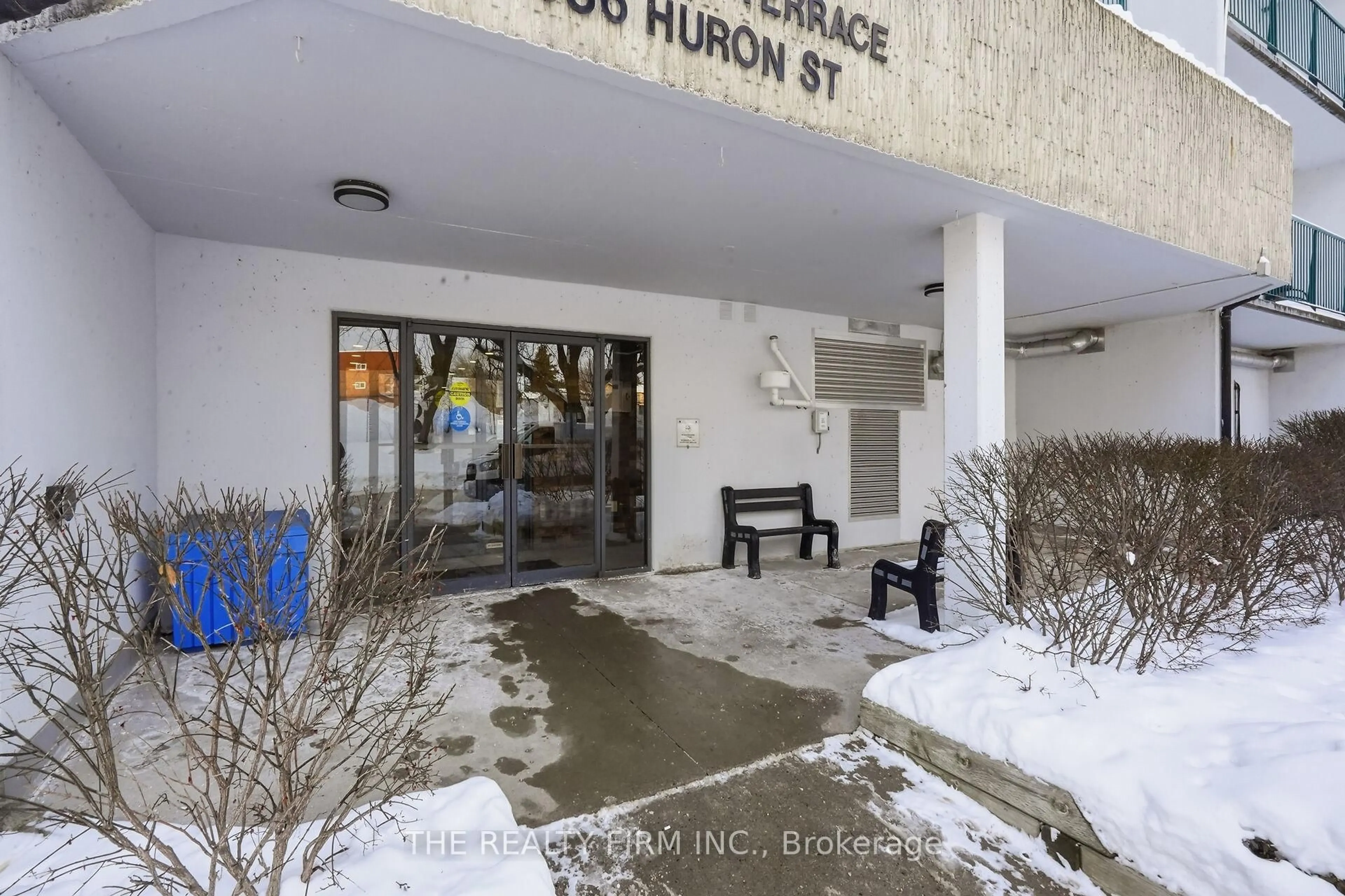 Indoor foyer for 986 Huron St #805, London East Ontario N5Y 5E4