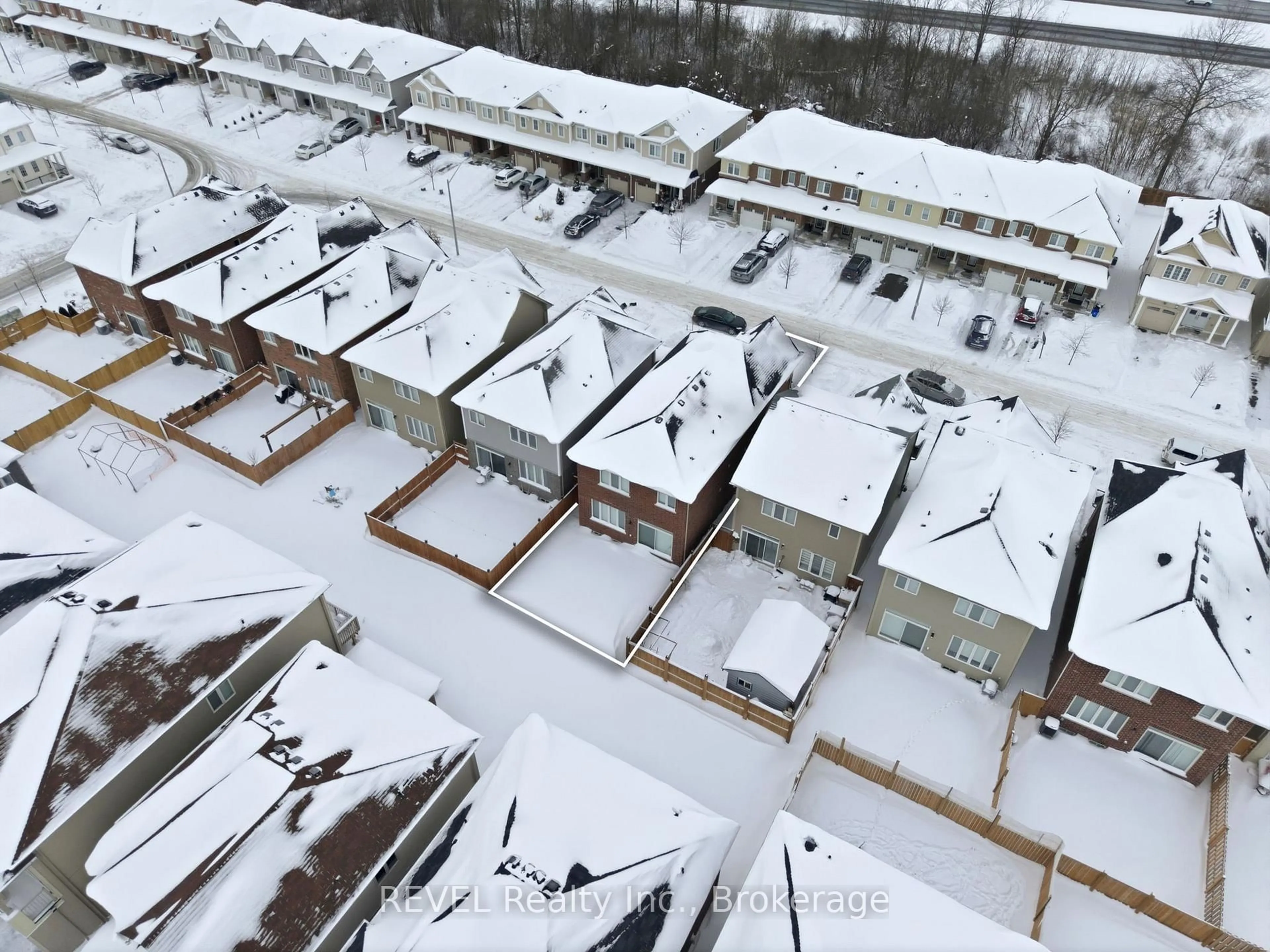 A pic from outside/outdoor area/front of a property/back of a property/a pic from drone, street for 67 Esther Cres, Thorold Ontario L3B 0G3