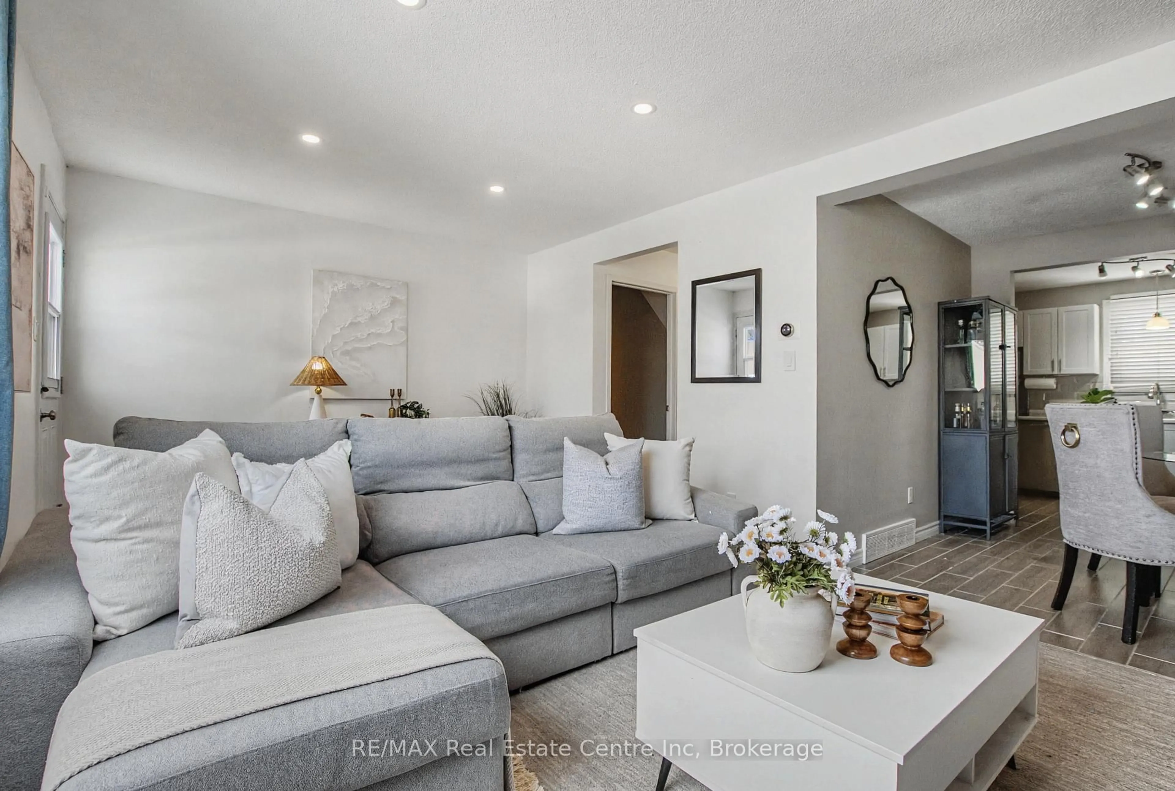 Living room with furniture, unknown for 175 Cedar St #39, Cambridge Ontario N1S 4X9