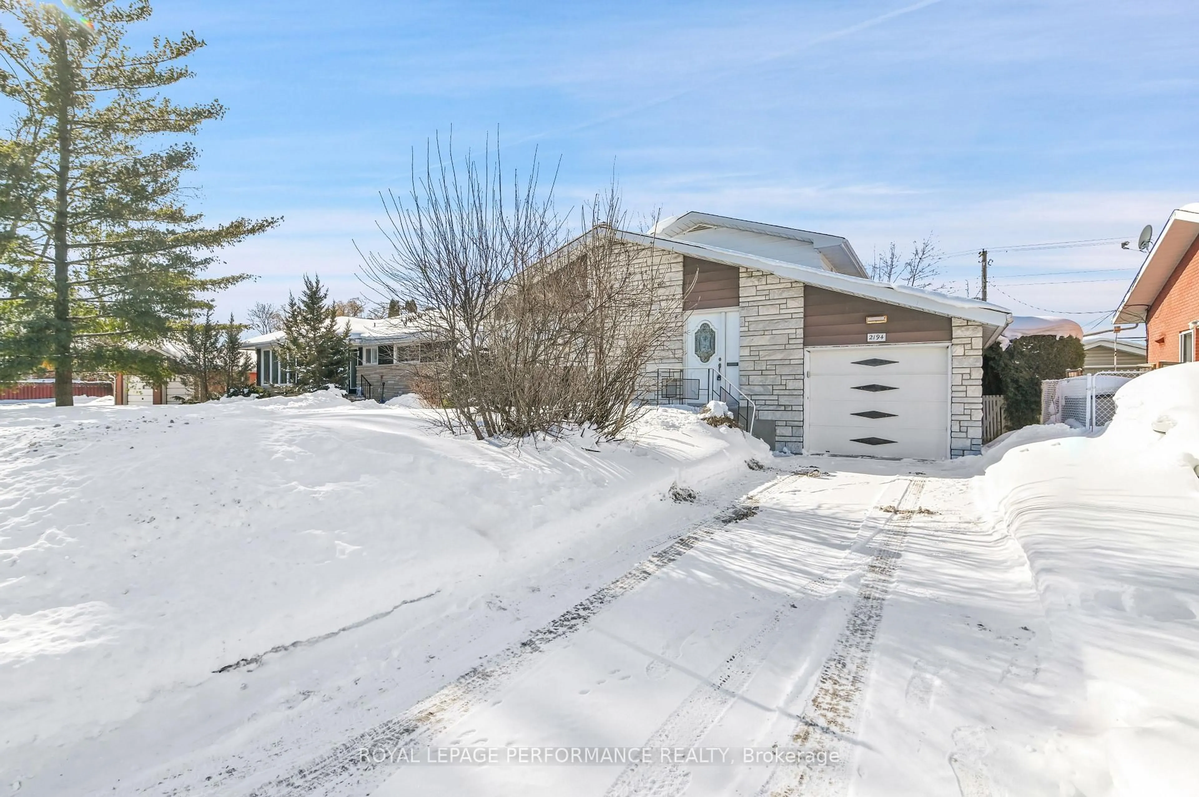 A pic from outside/outdoor area/front of a property/back of a property/a pic from drone, street for 2194 Haig Dr, Ottawa Ontario K1G 2L2