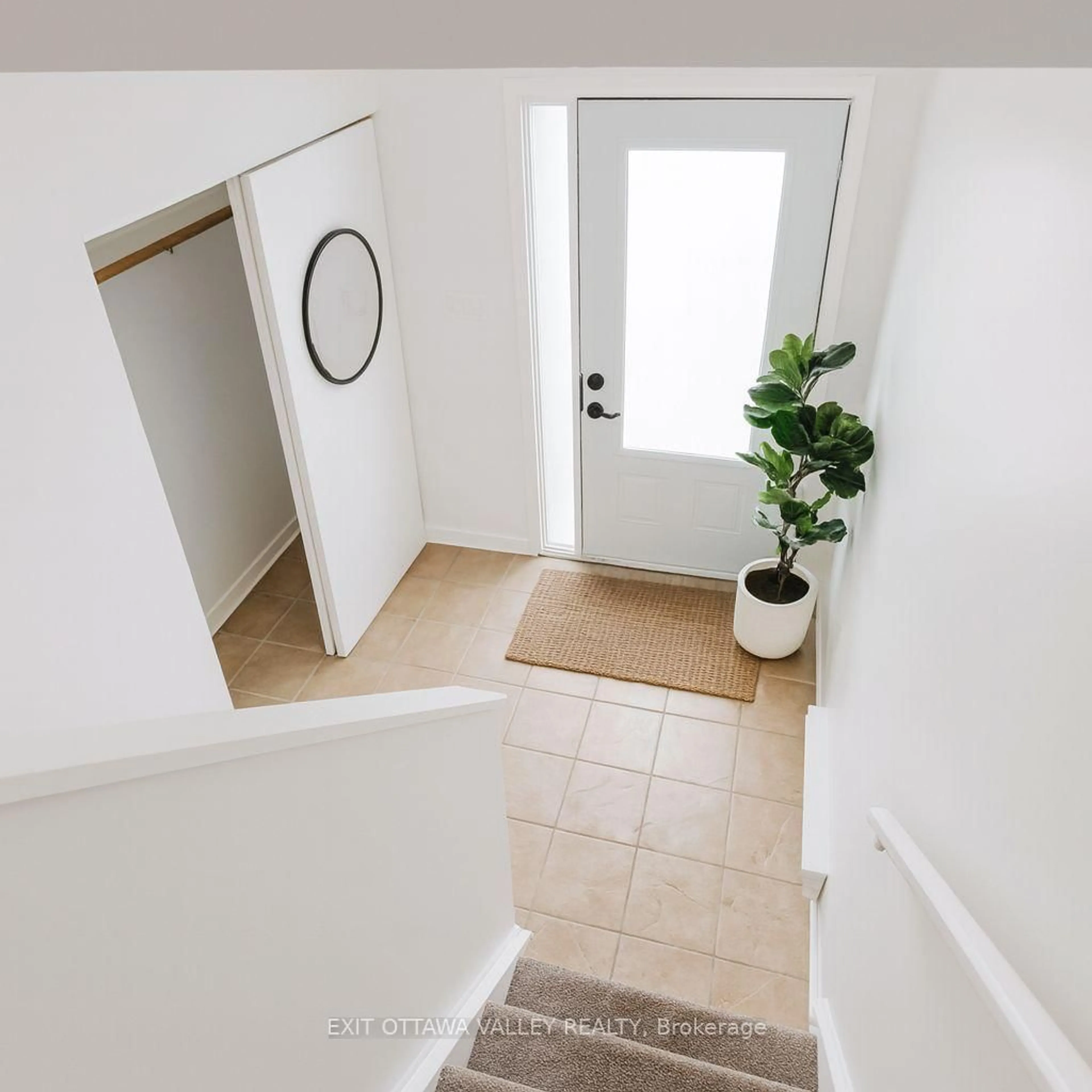 Indoor entryway for 10 Charles St #3, Arnprior Ontario K7S 1A7