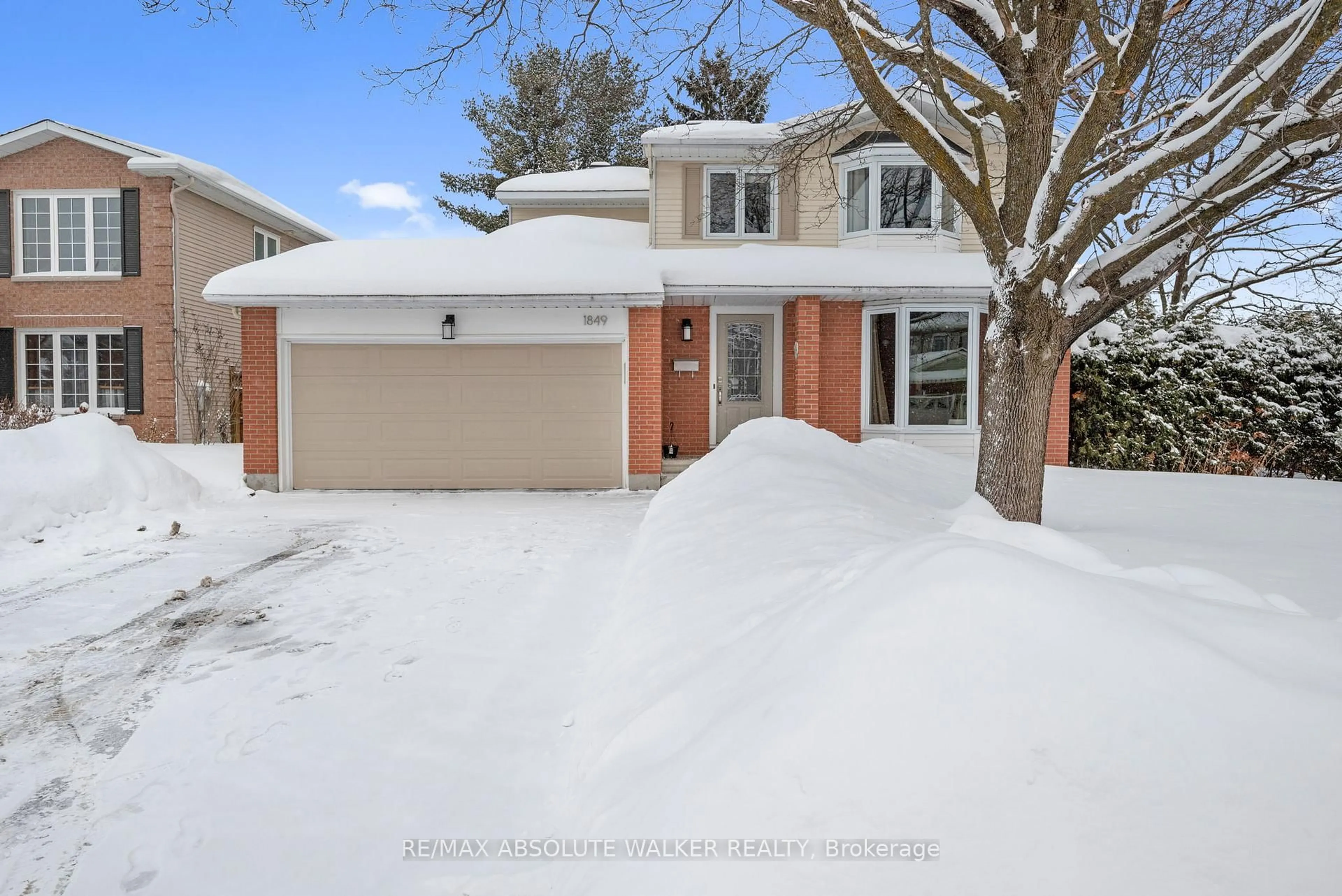 A pic from outside/outdoor area/front of a property/back of a property/a pic from drone, street for 1849 Montereau Ave, Ottawa Ontario K1C 5X5