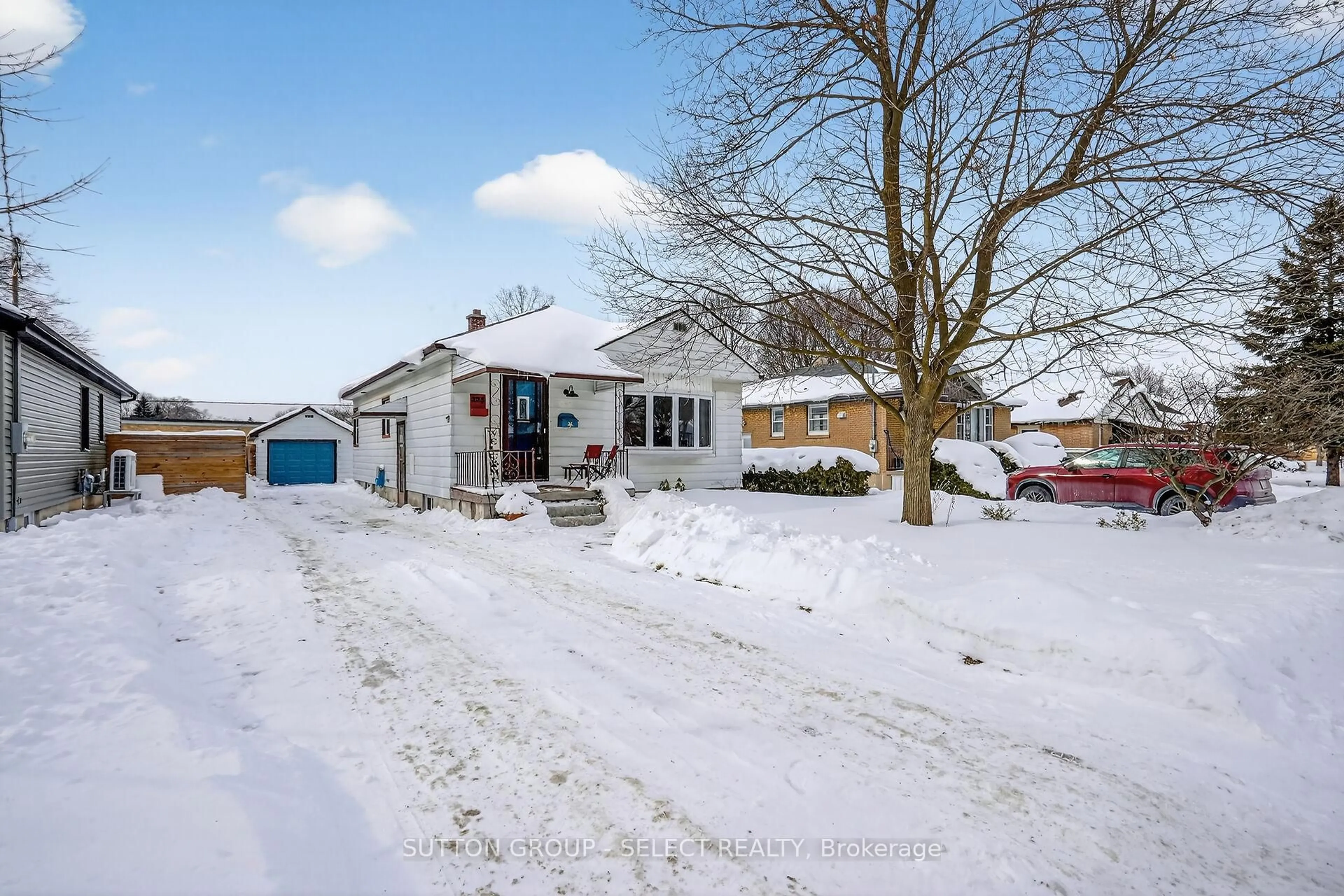 A pic from outside/outdoor area/front of a property/back of a property/a pic from drone, street for 225 Sterling St, London East Ontario N5Y 1Z3