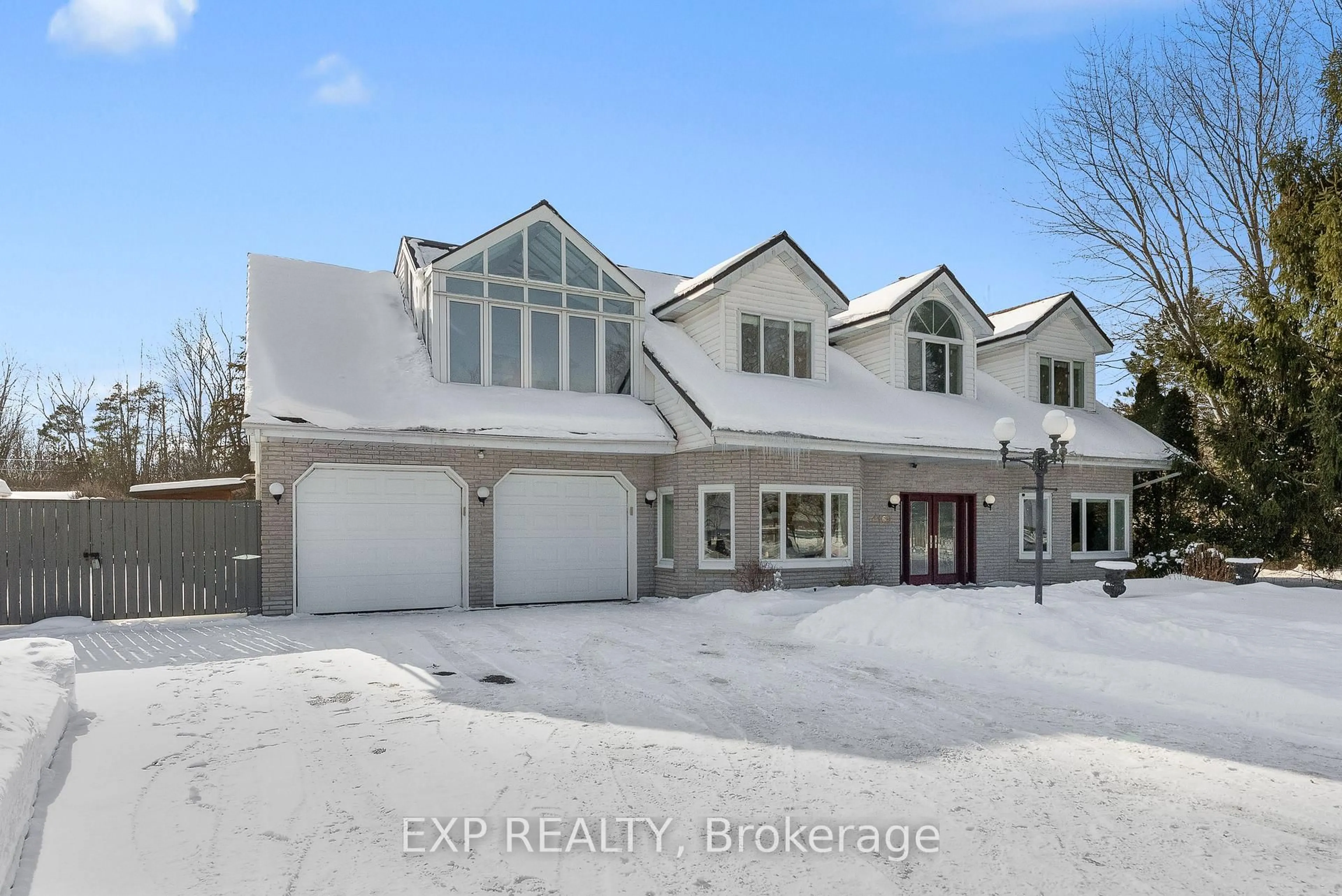 A pic from outside/outdoor area/front of a property/back of a property/a pic from drone, building for 4169 NIAGARA RIVER Pkwy, Fort Erie Ontario L2A 5M4