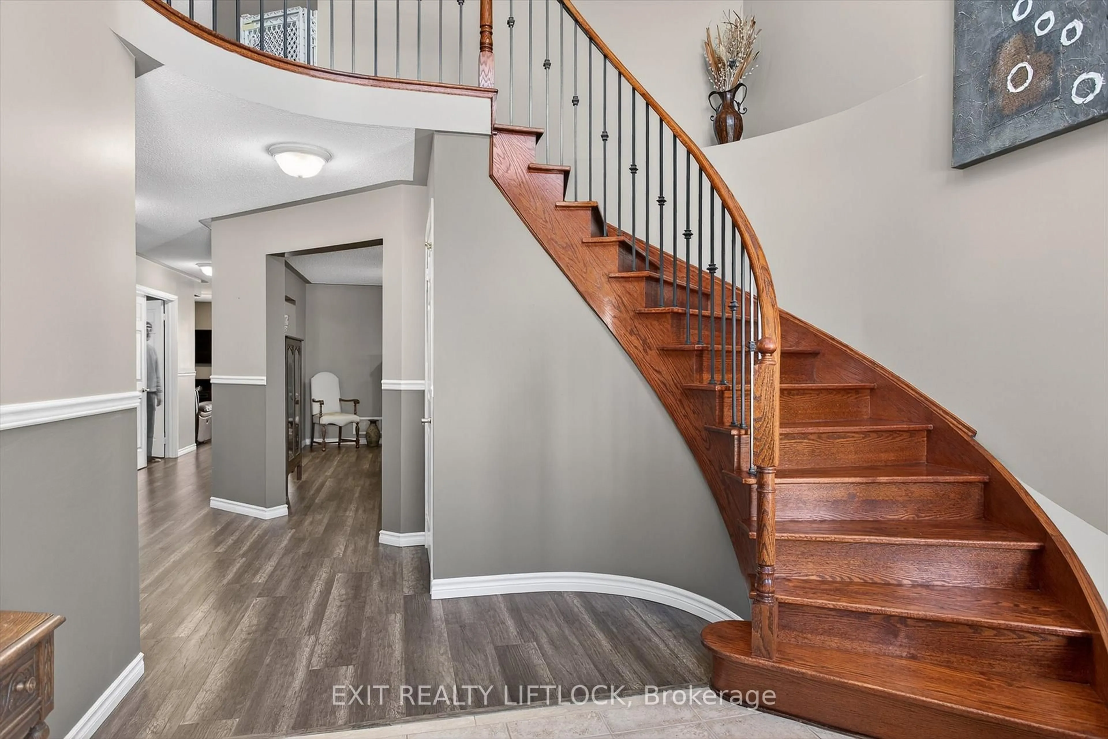 Indoor entryway for 1403 Ireland Dr, Peterborough Ontario K9K 0A7