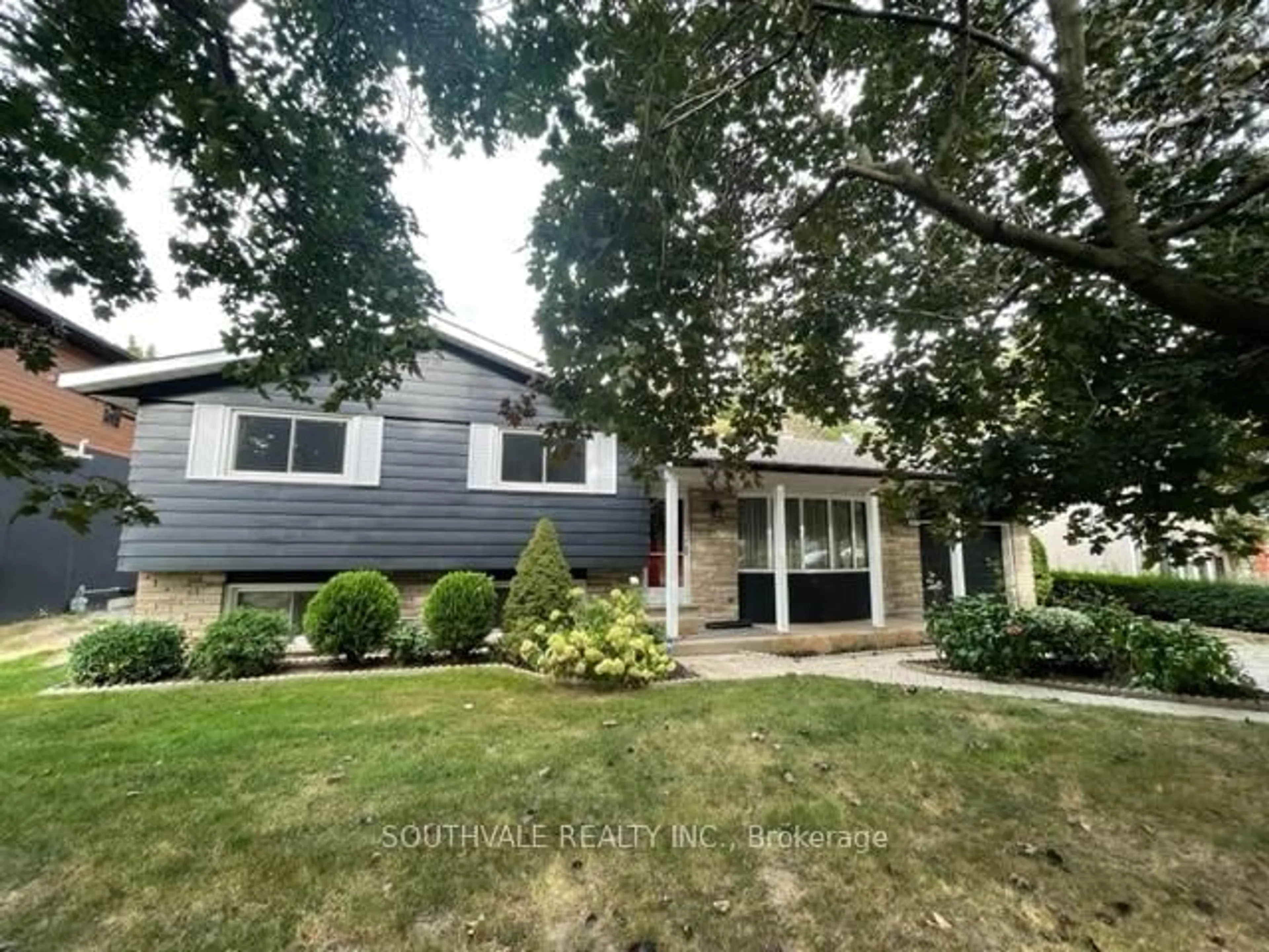 Home with vinyl exterior material, street for 305 Centre St, Niagara-on-the-Lake Ontario L0S 1J0