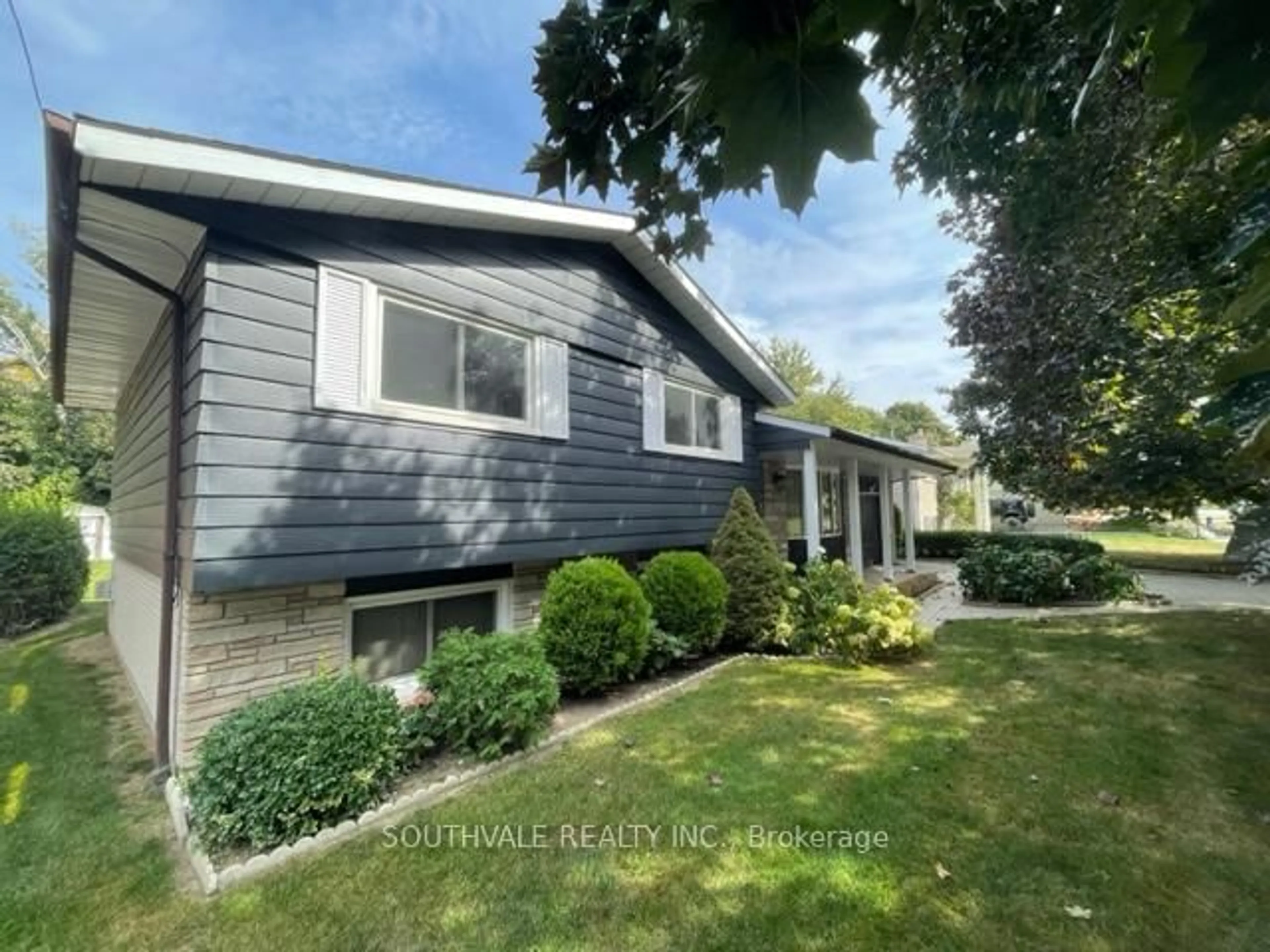 Home with vinyl exterior material, street for 305 Centre St, Niagara-on-the-Lake Ontario L0S 1J0