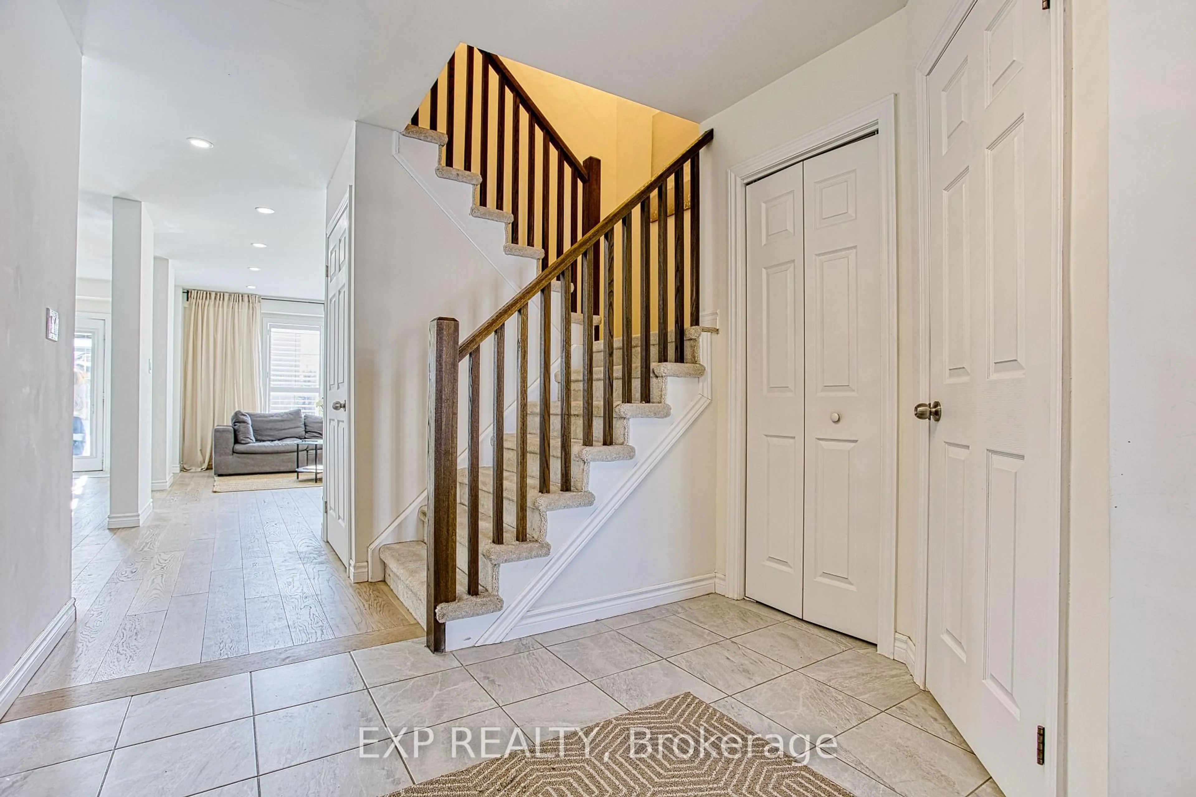Indoor entryway for 32 Hudson Dr, Haldimand Ontario N0A 1E0