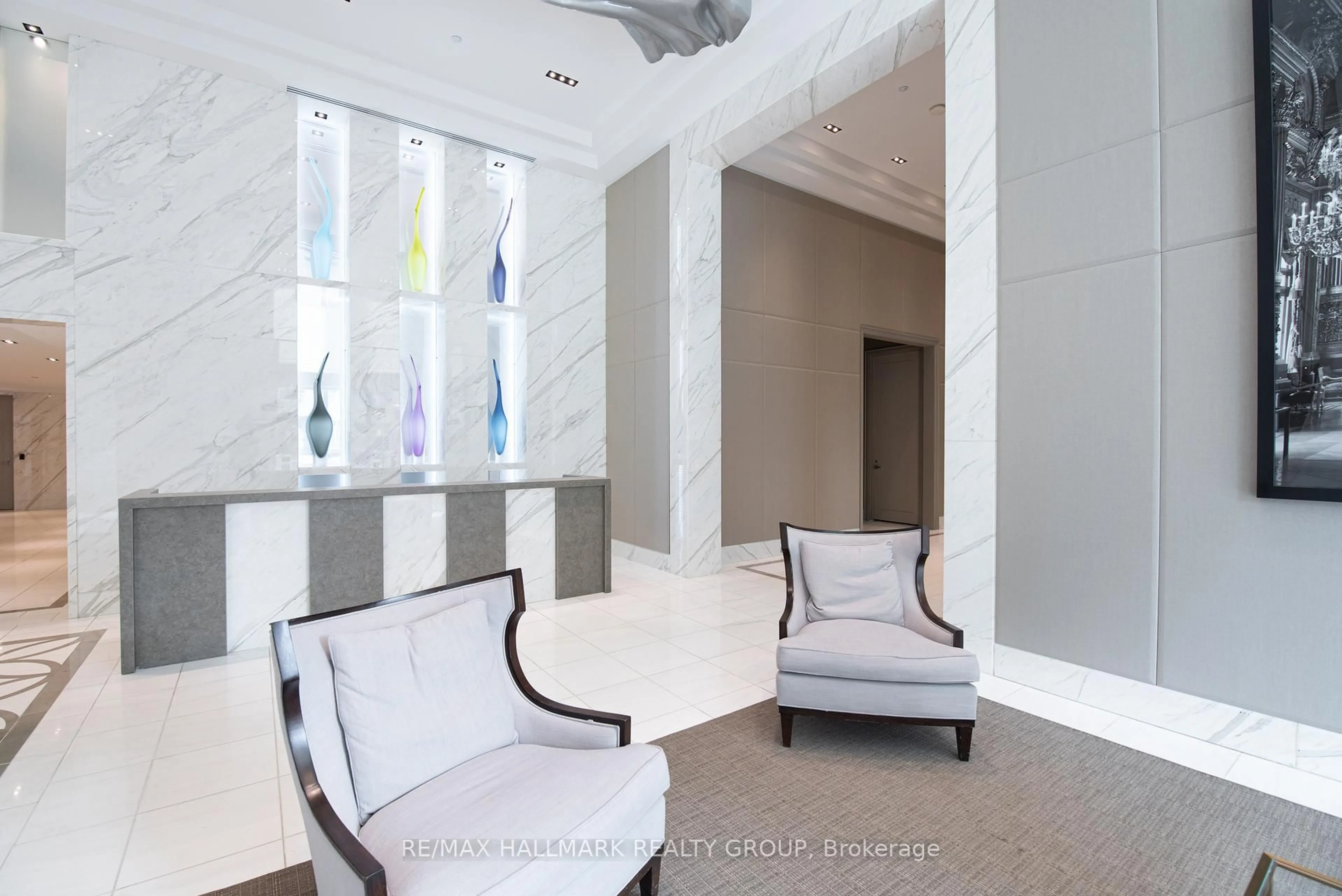 Indoor foyer for 111 Champagne Ave #502, Ottawa Ontario K1S 5V3