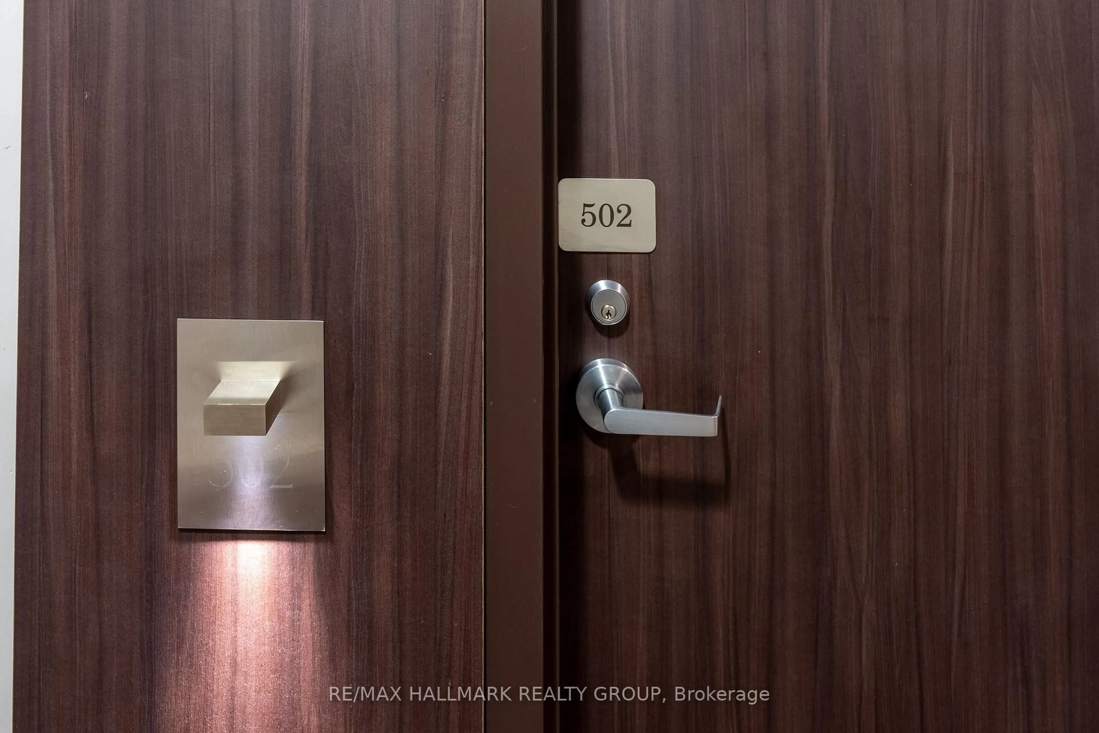 Indoor foyer for 111 Champagne Ave #502, Ottawa Ontario K1S 5V3