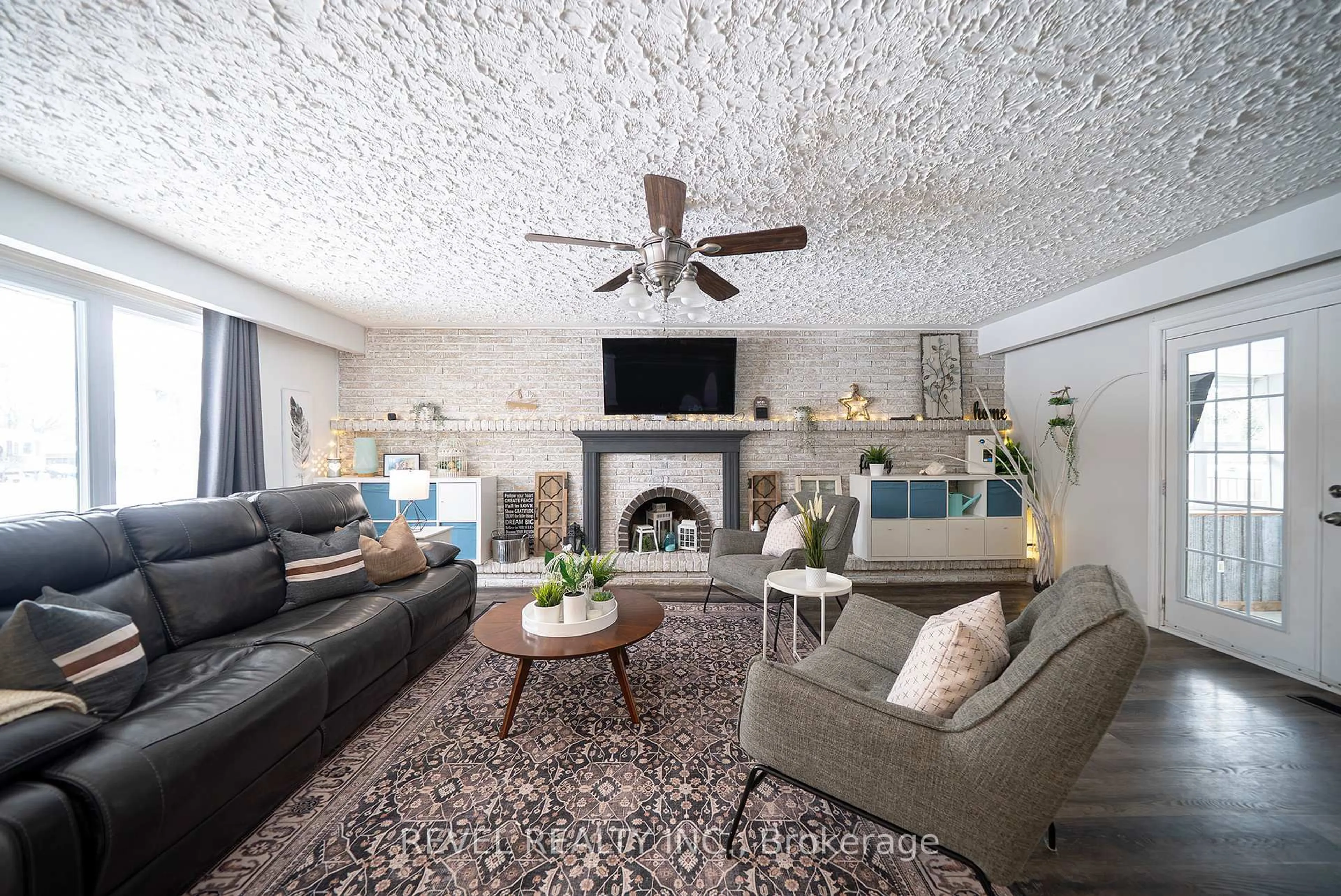 Living room with furniture, unknown for 44 Shalfleet Blvd, Brantford Ontario N3R 6L6