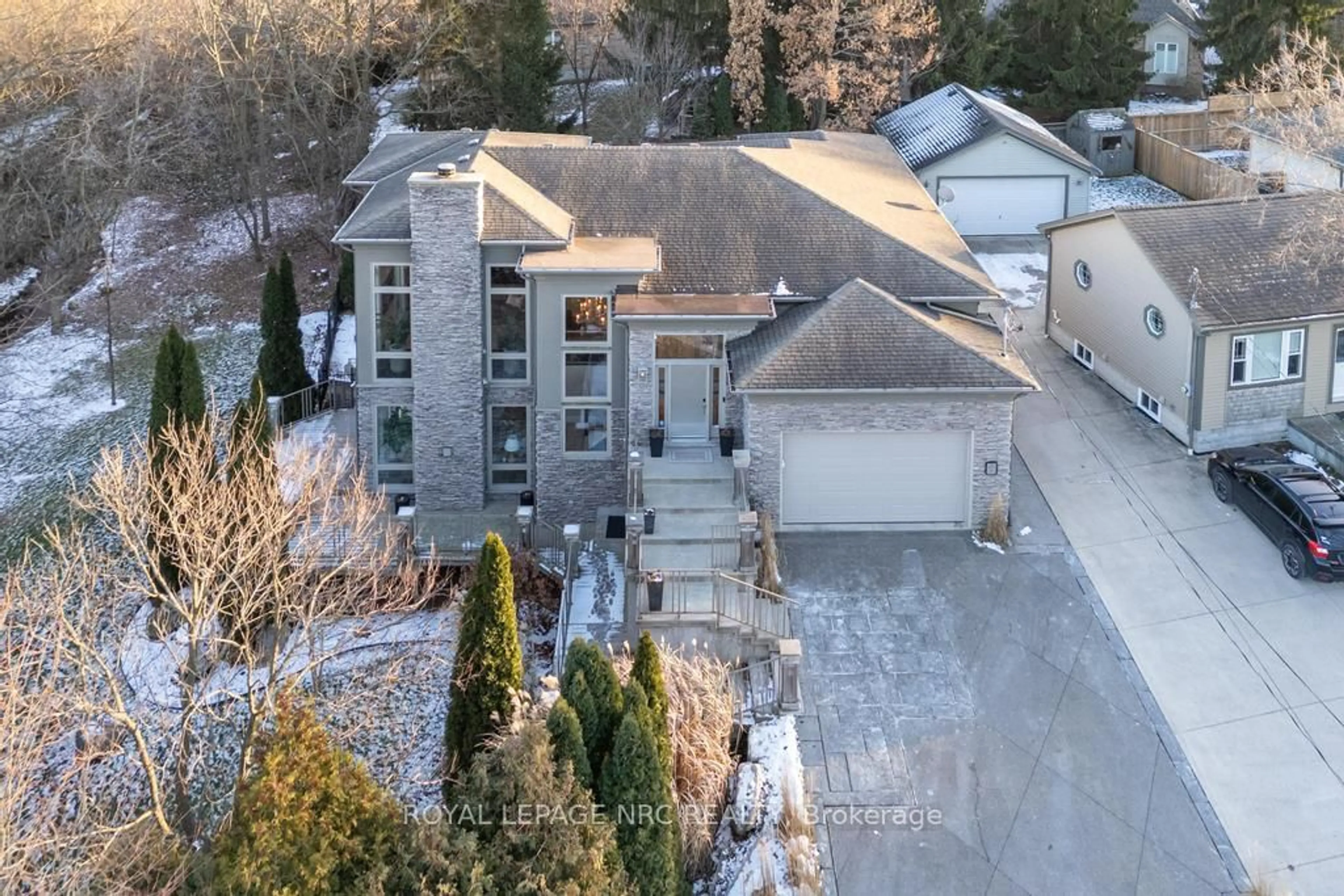 A pic from outside/outdoor area/front of a property/back of a property/a pic from drone, street for 164A Lakeshore Rd, St. Catharines Ontario L2N 2V1