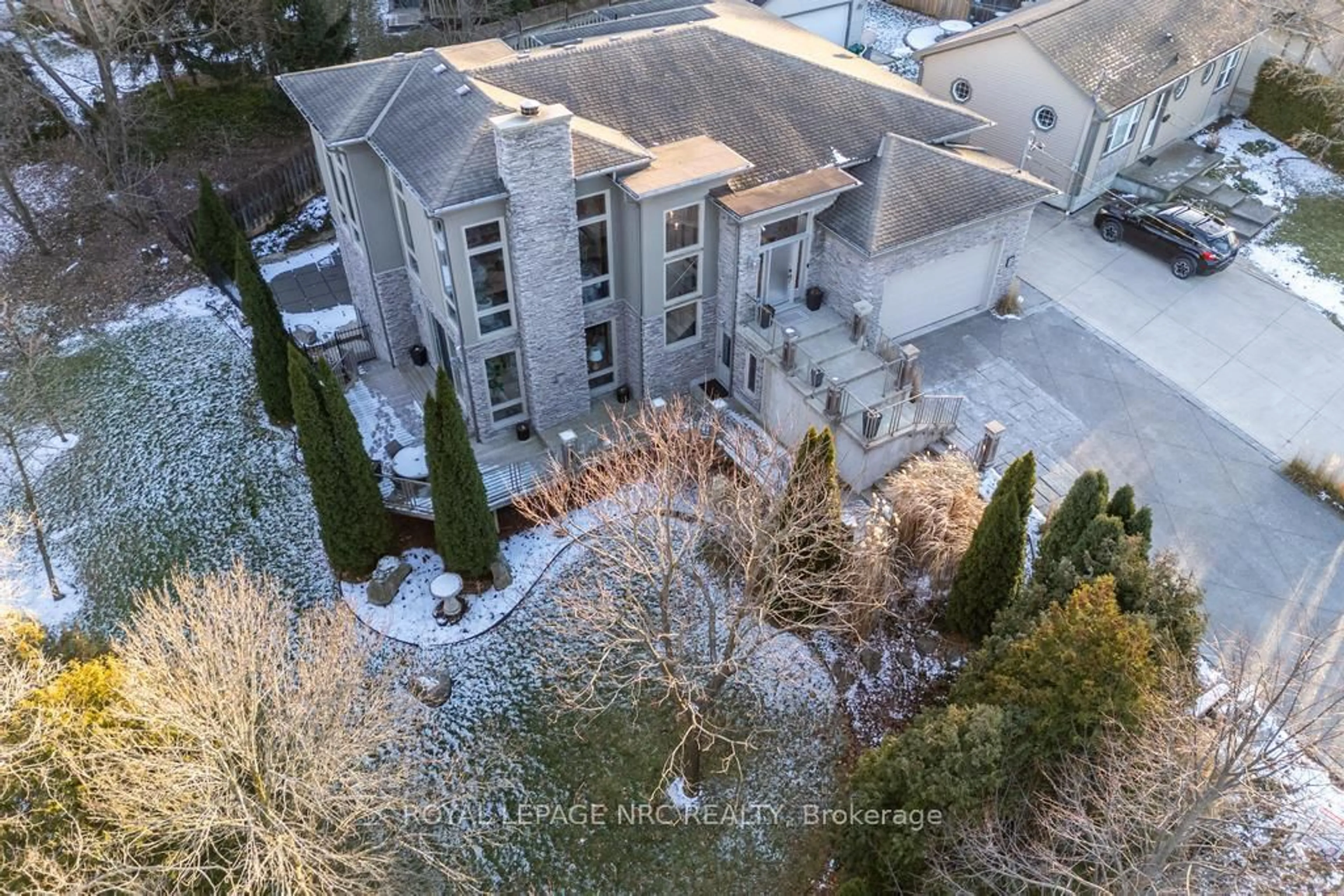 A pic from outside/outdoor area/front of a property/back of a property/a pic from drone, building for 164A Lakeshore Rd, St. Catharines Ontario L2N 2V1