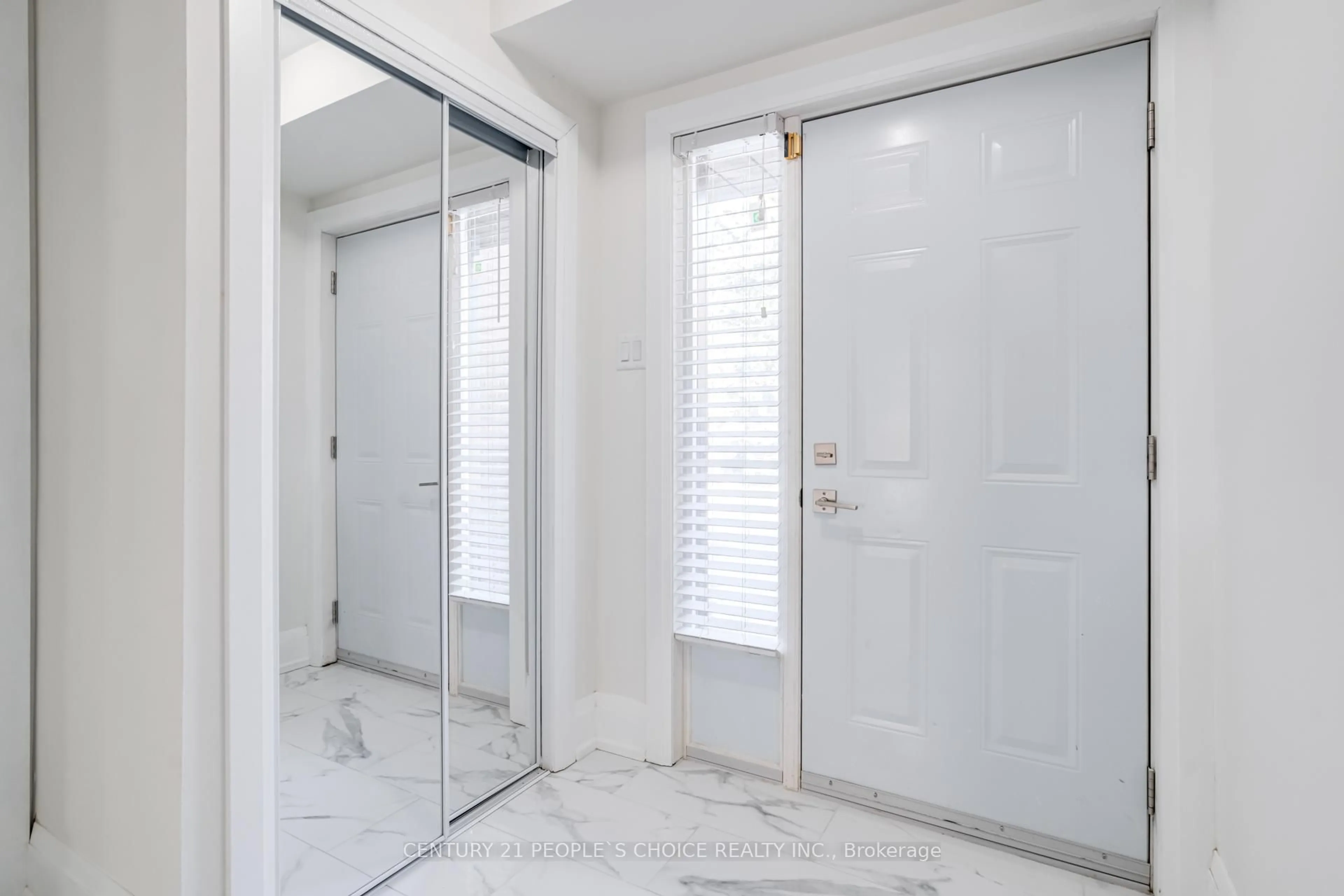 Indoor entryway for 445 Stone Church Rd #24, Hamilton Ontario L9B 2L5