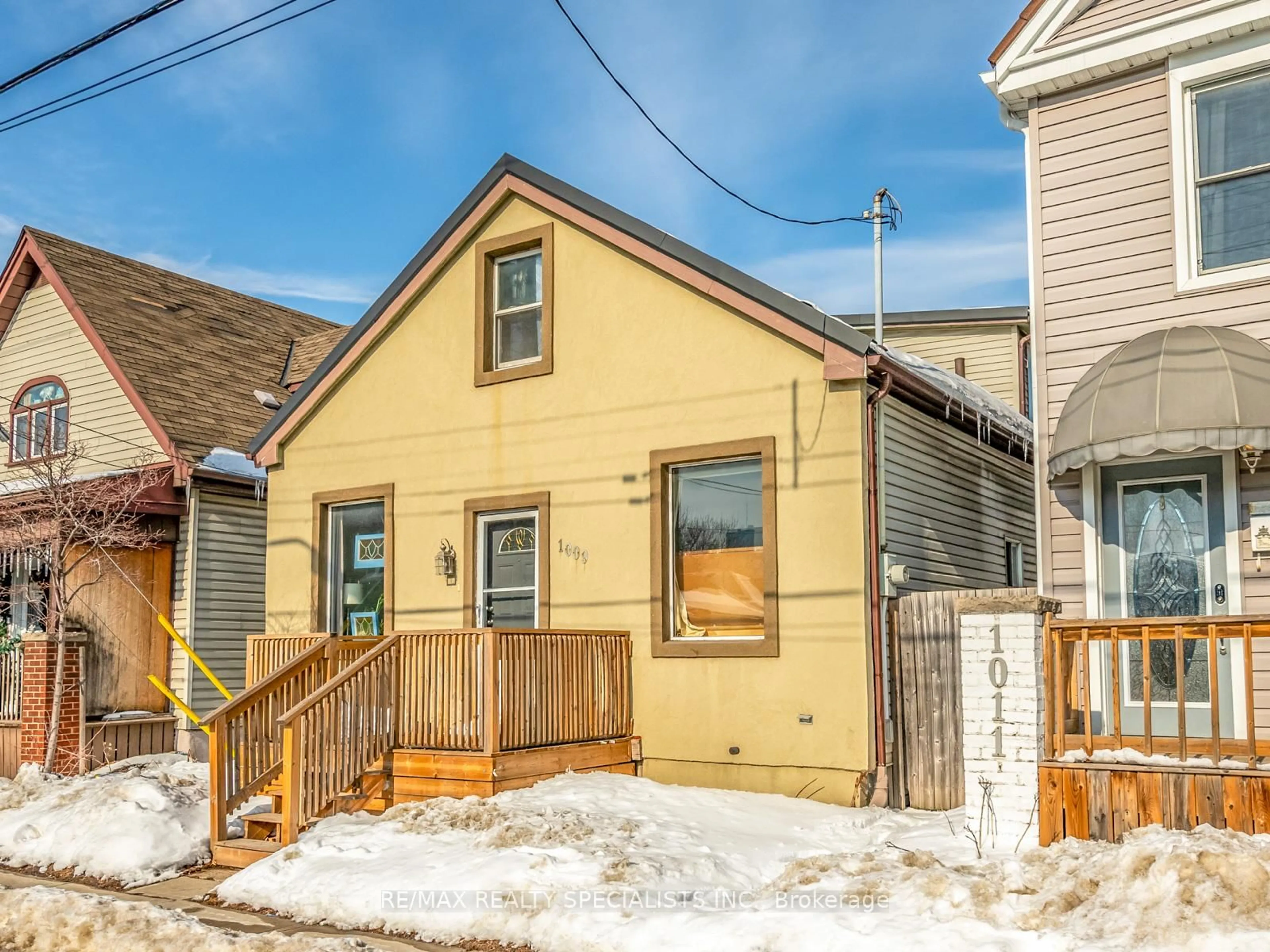 Home with vinyl exterior material, street for 1009 Cannon St, Hamilton Ontario L8L 2H4