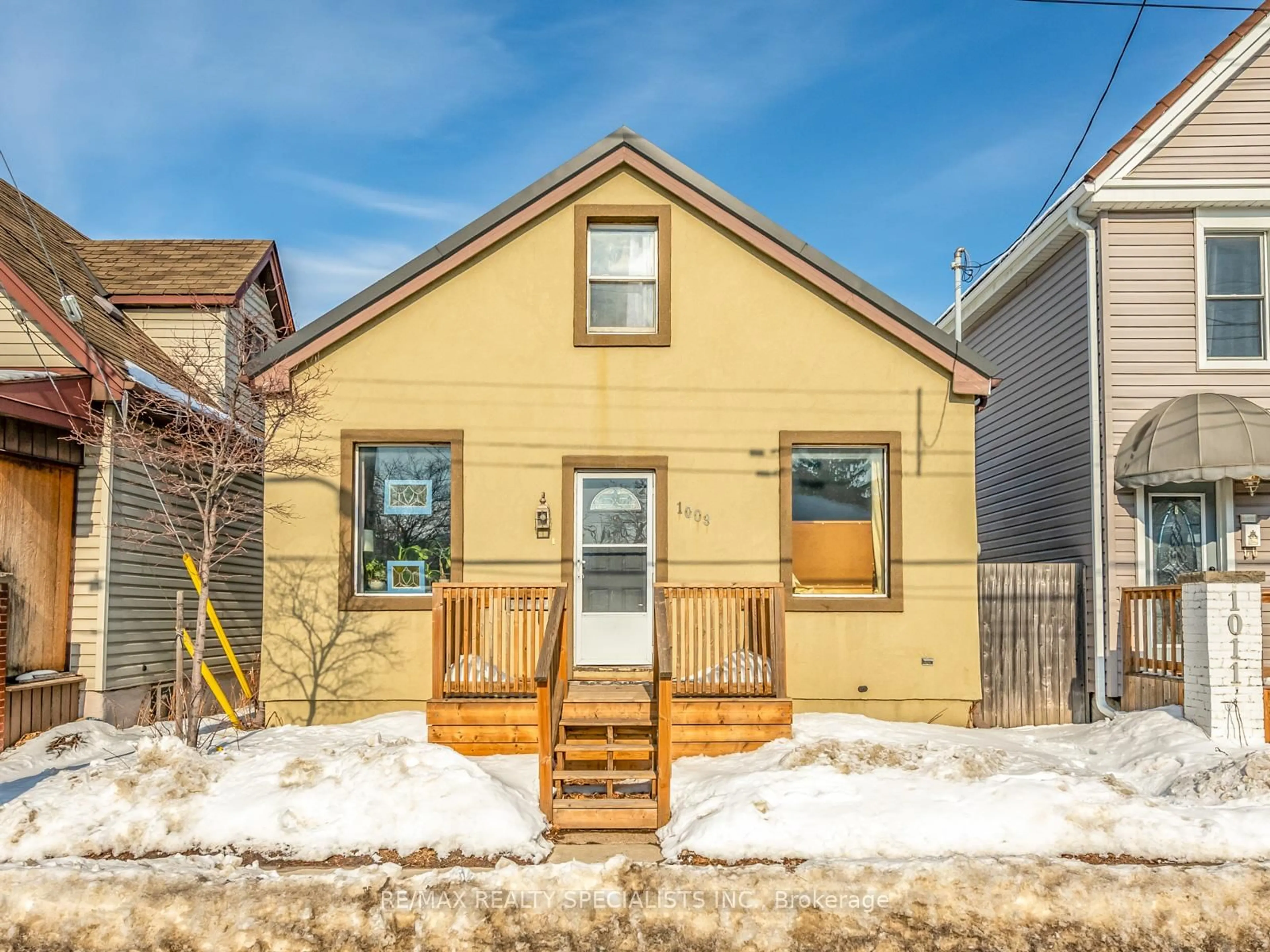Home with vinyl exterior material, street for 1009 Cannon St, Hamilton Ontario L8L 2H4