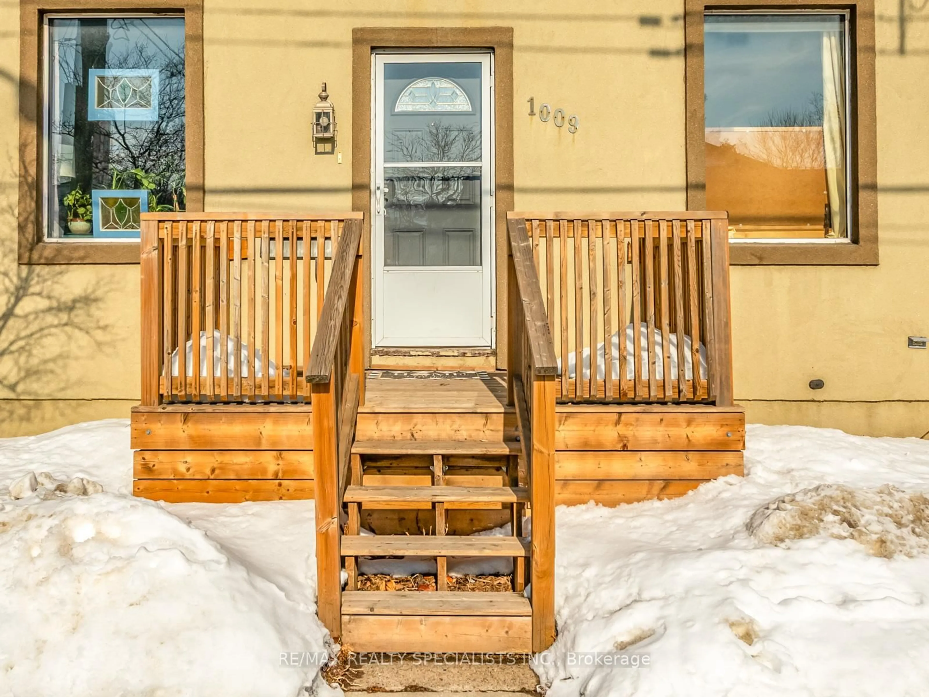 Stairs for 1009 Cannon St, Hamilton Ontario L8L 2H4