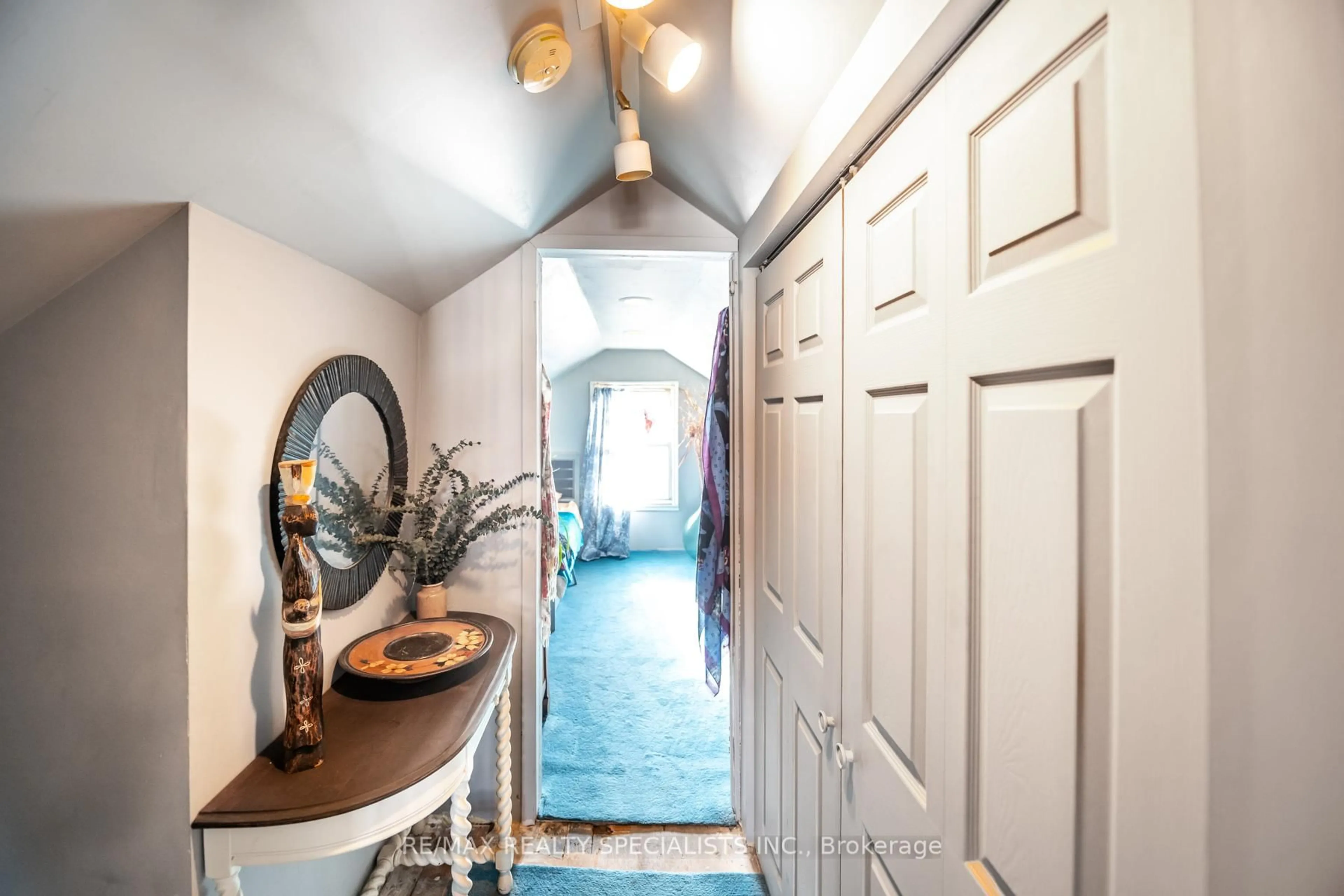 Indoor entryway for 1009 Cannon St, Hamilton Ontario L8L 2H4