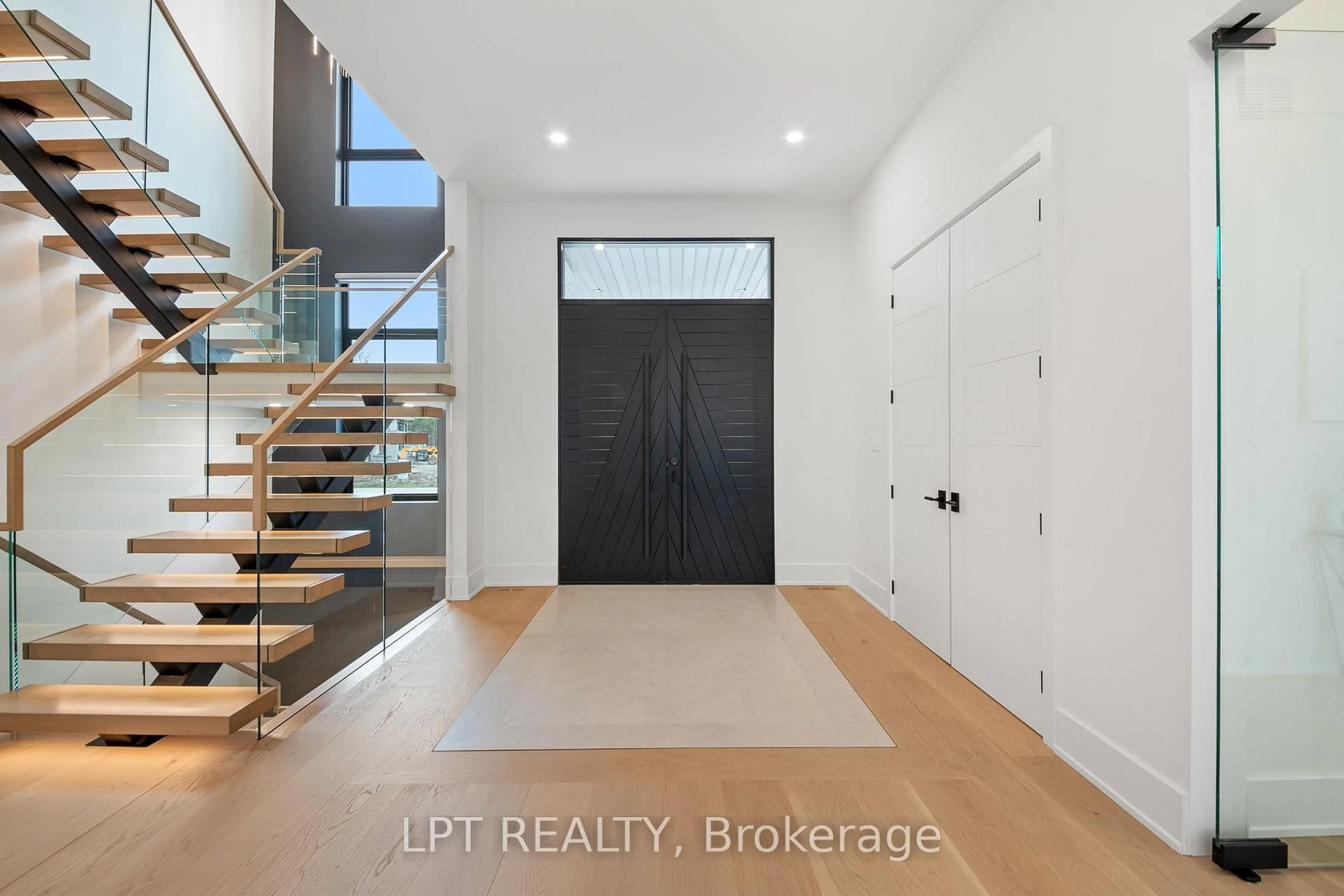 Indoor entryway for 4508 Caballero Ave, Ottawa Ontario K4M 0A7