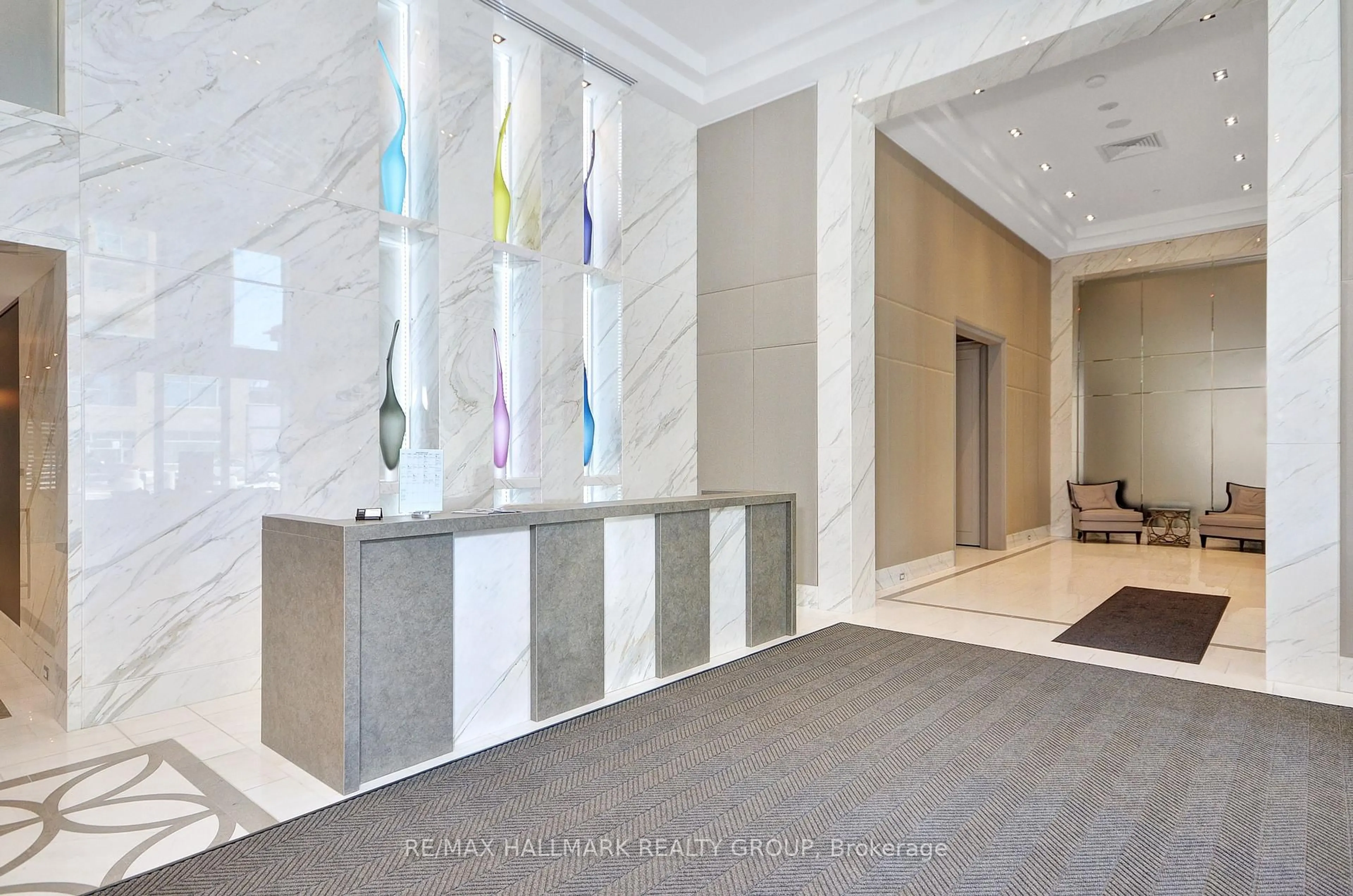 Indoor foyer for 111 Champagne Ave #611, Ottawa Ontario K1S 5V3