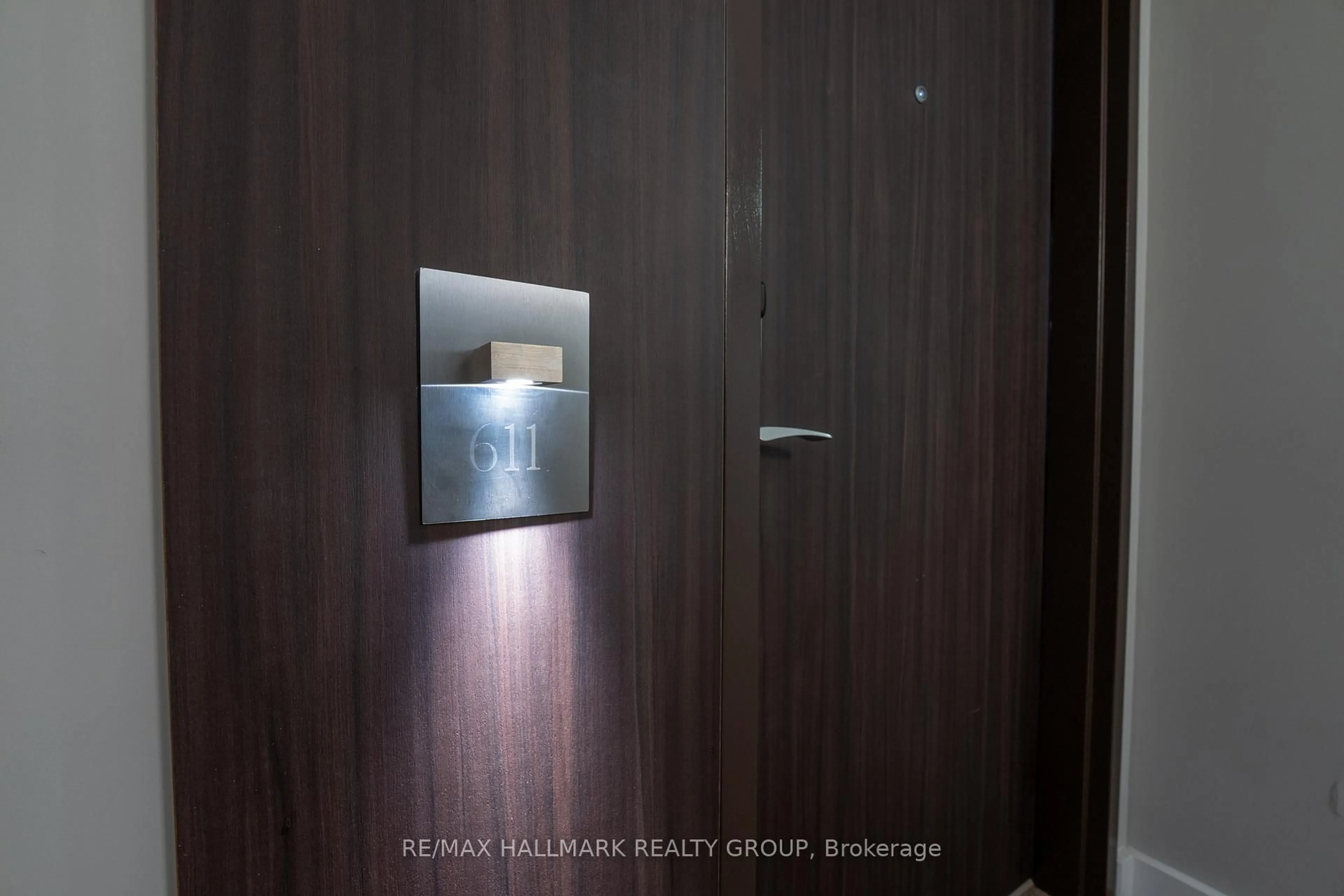 Indoor foyer for 111 Champagne Ave #611, Ottawa Ontario K1S 5V3