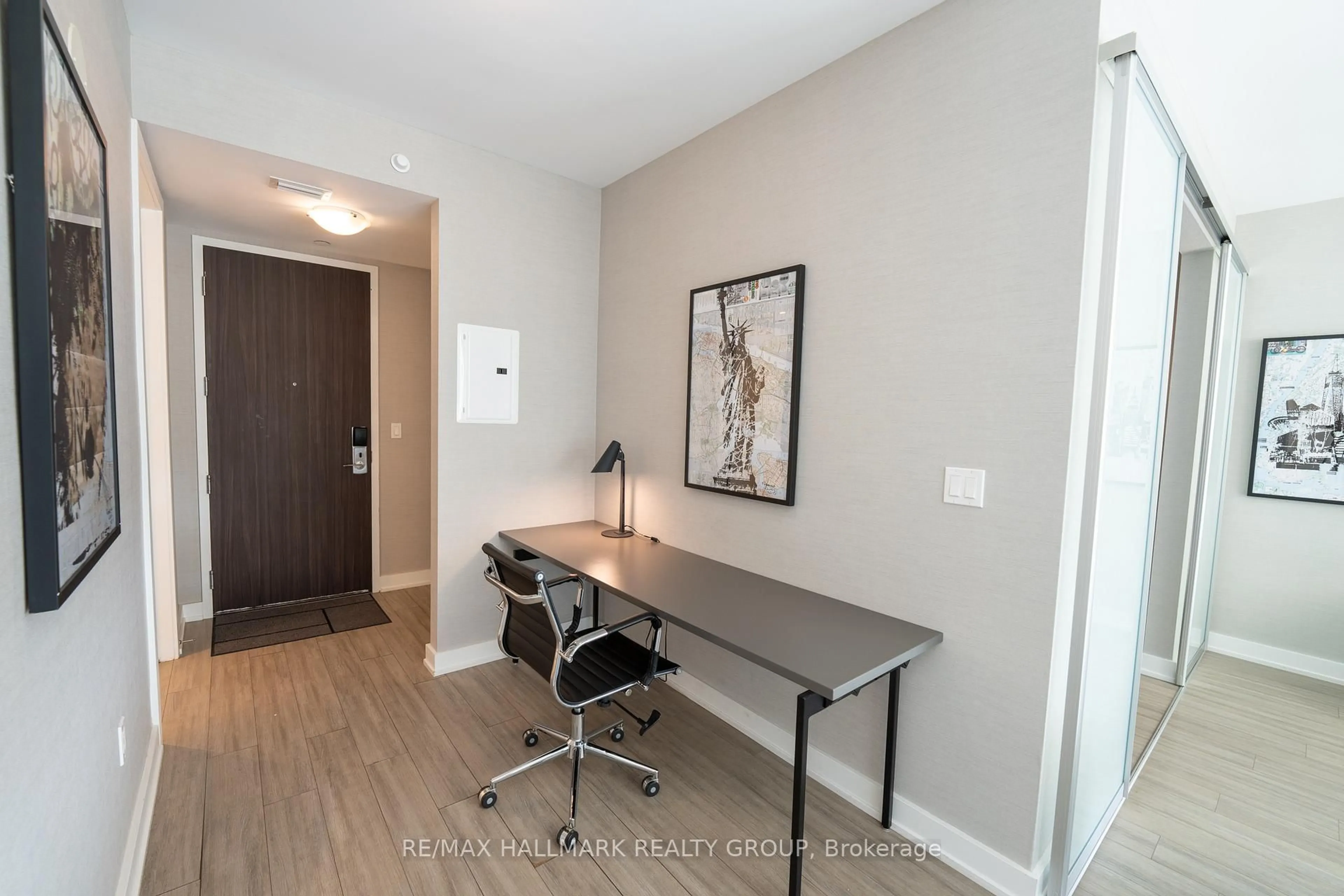 Indoor entryway for 111 Champagne Ave #611, Ottawa Ontario K1S 5V3