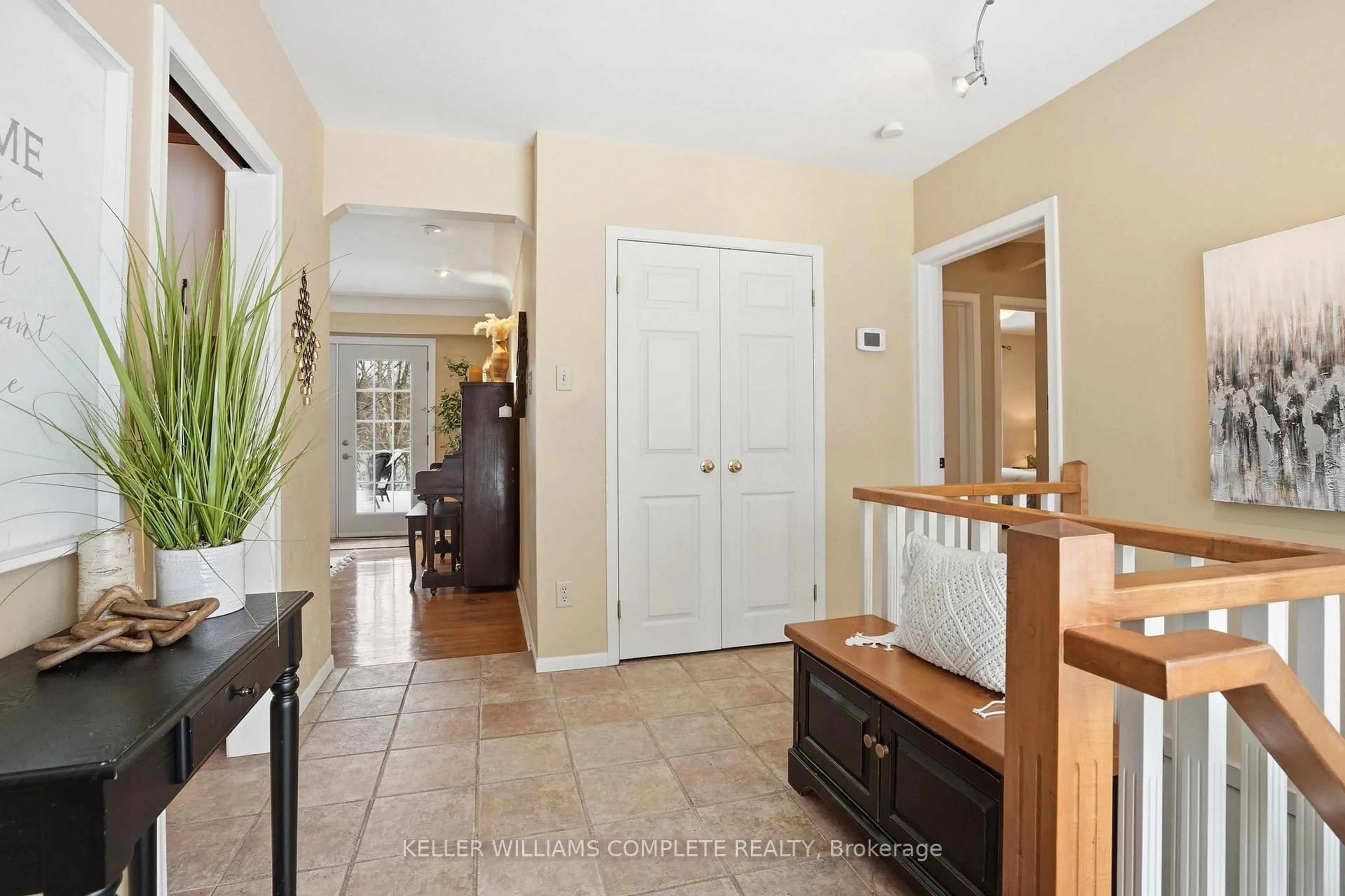 Indoor entryway for 97 Robinhood Dr, Hamilton Ontario L9H 4G2