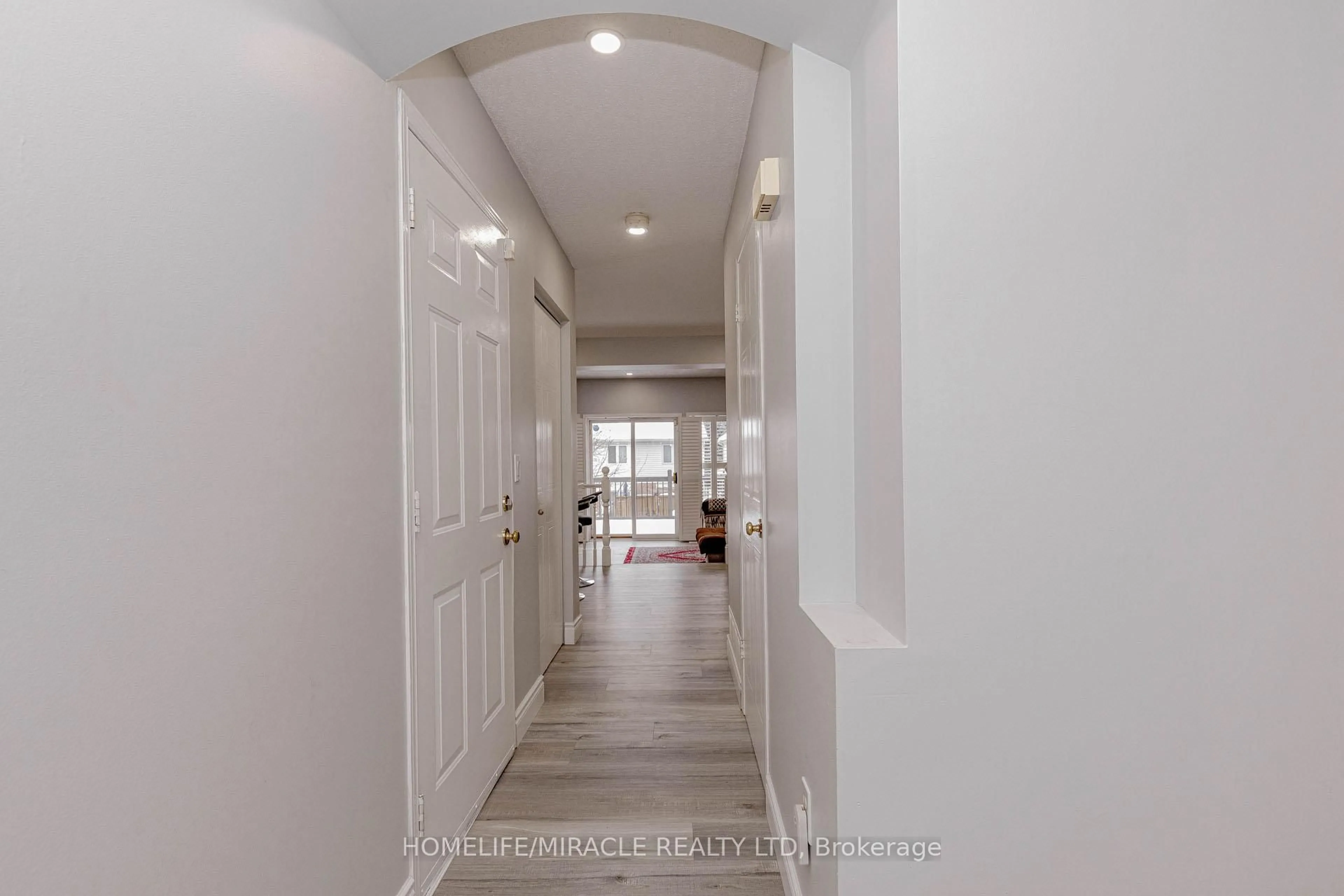 Indoor entryway for 128 Karalee Cres, Cambridge Ontario N3C 4H4
